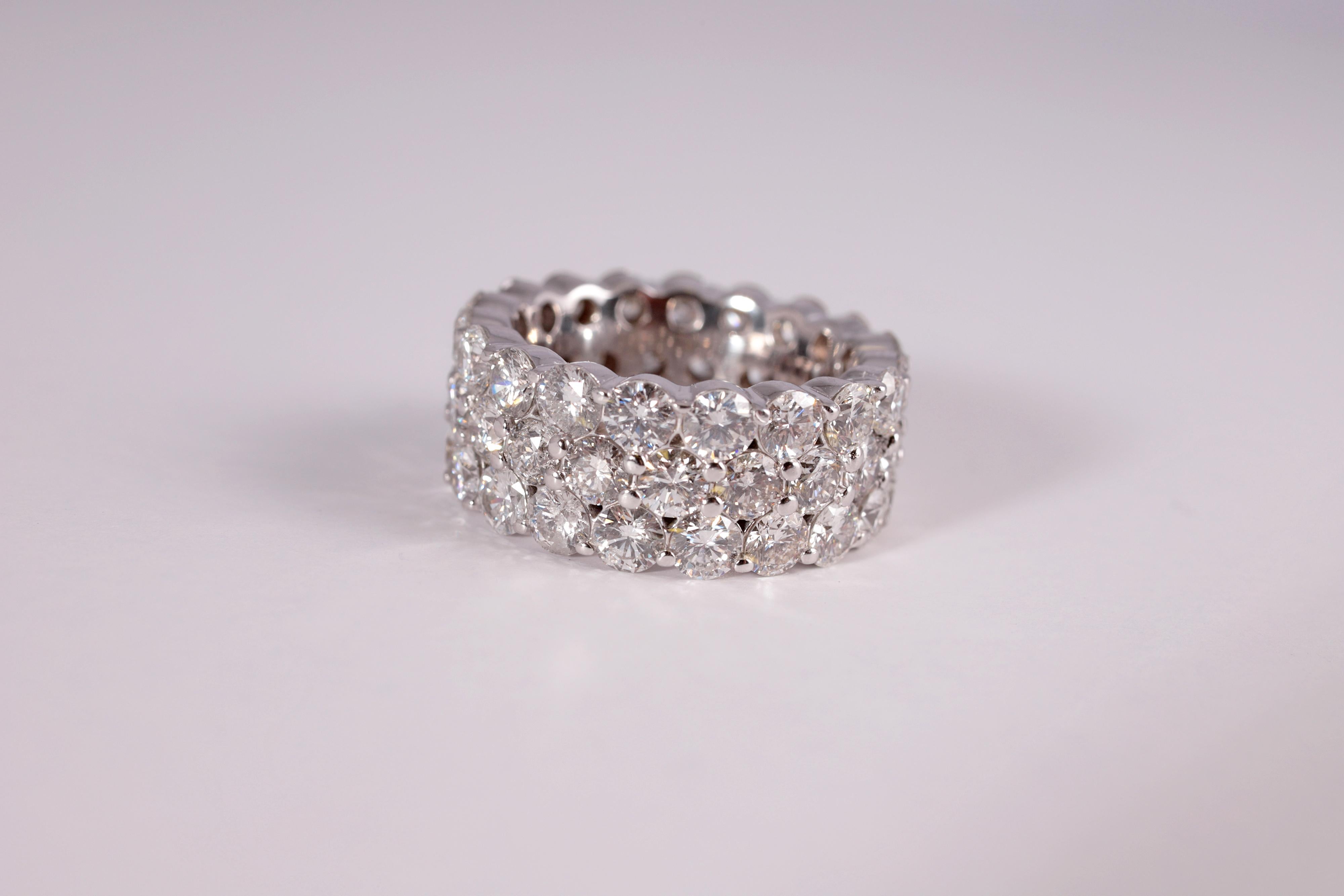 Bague d'éternité à griffes partagées en diamants de 10,08 carats par Nei en vente 3