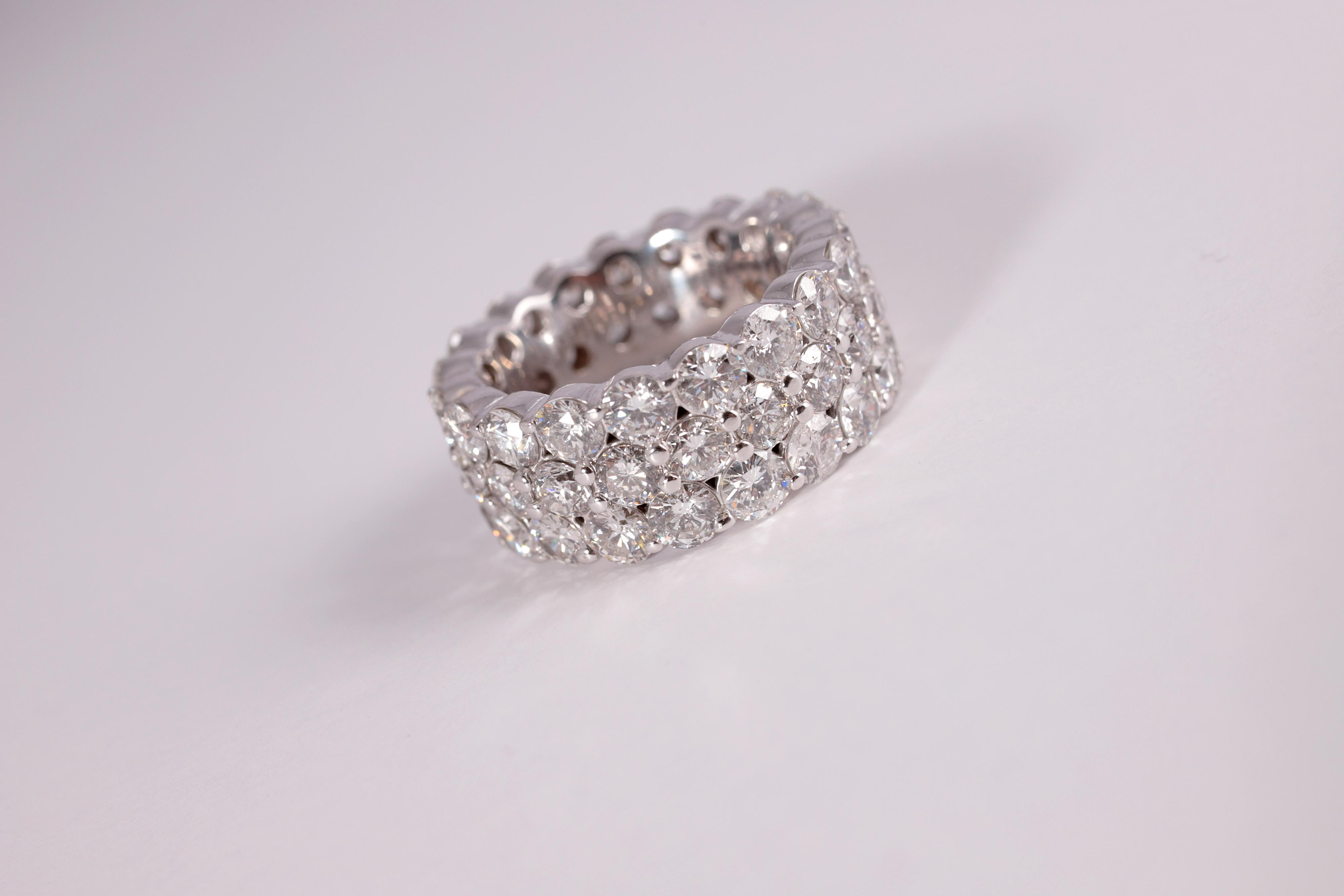 Bague d'éternité à griffes partagées en diamants de 10,08 carats par Nei en vente 4