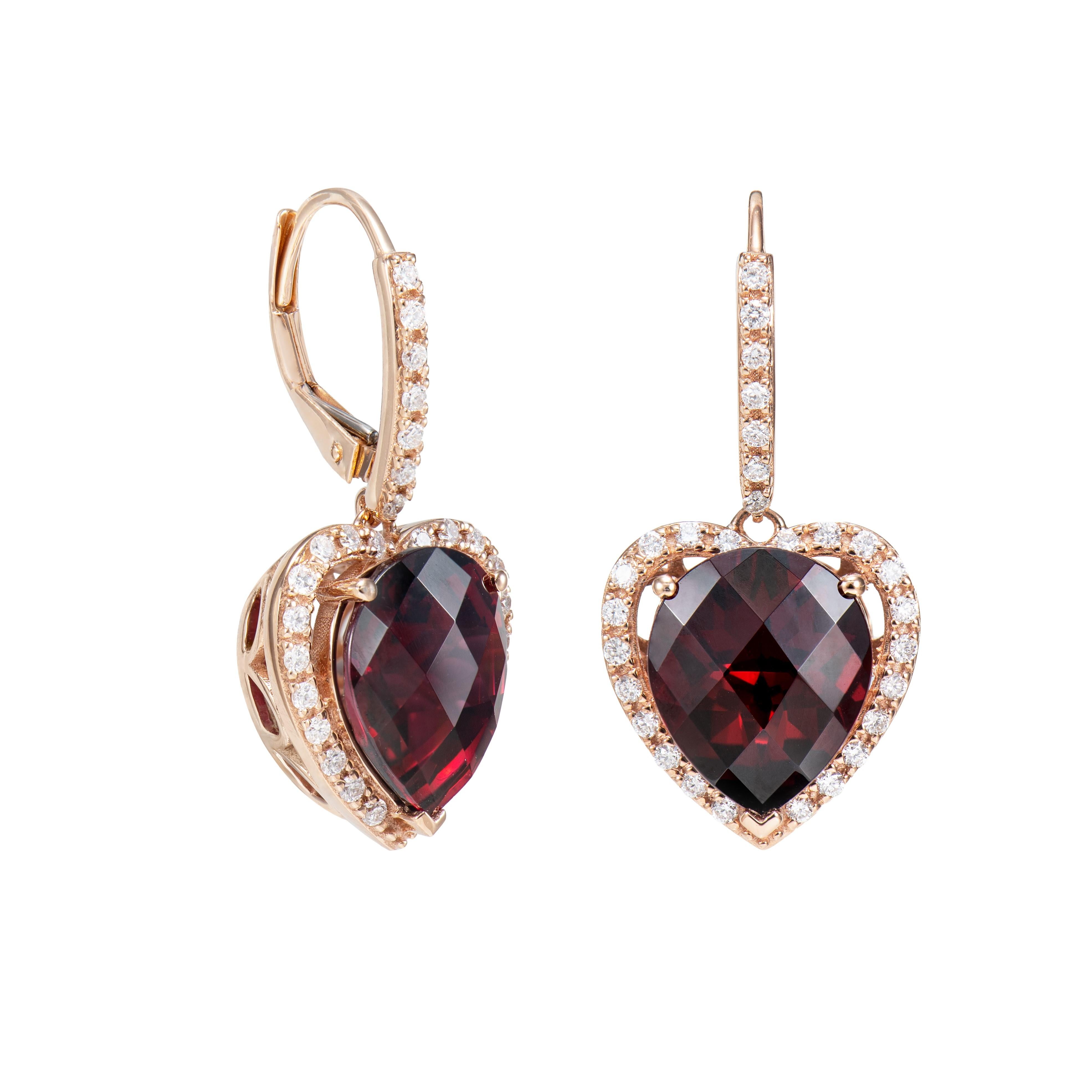 En célébrant le magenta comme couleur de l'année 2023, nous présentons notre collection exclusive Radiating Rhodolite. Les magnifiques teintes magenta de ces gemmes sont mises en valeur dans une monture classique en or rose avec des diamants