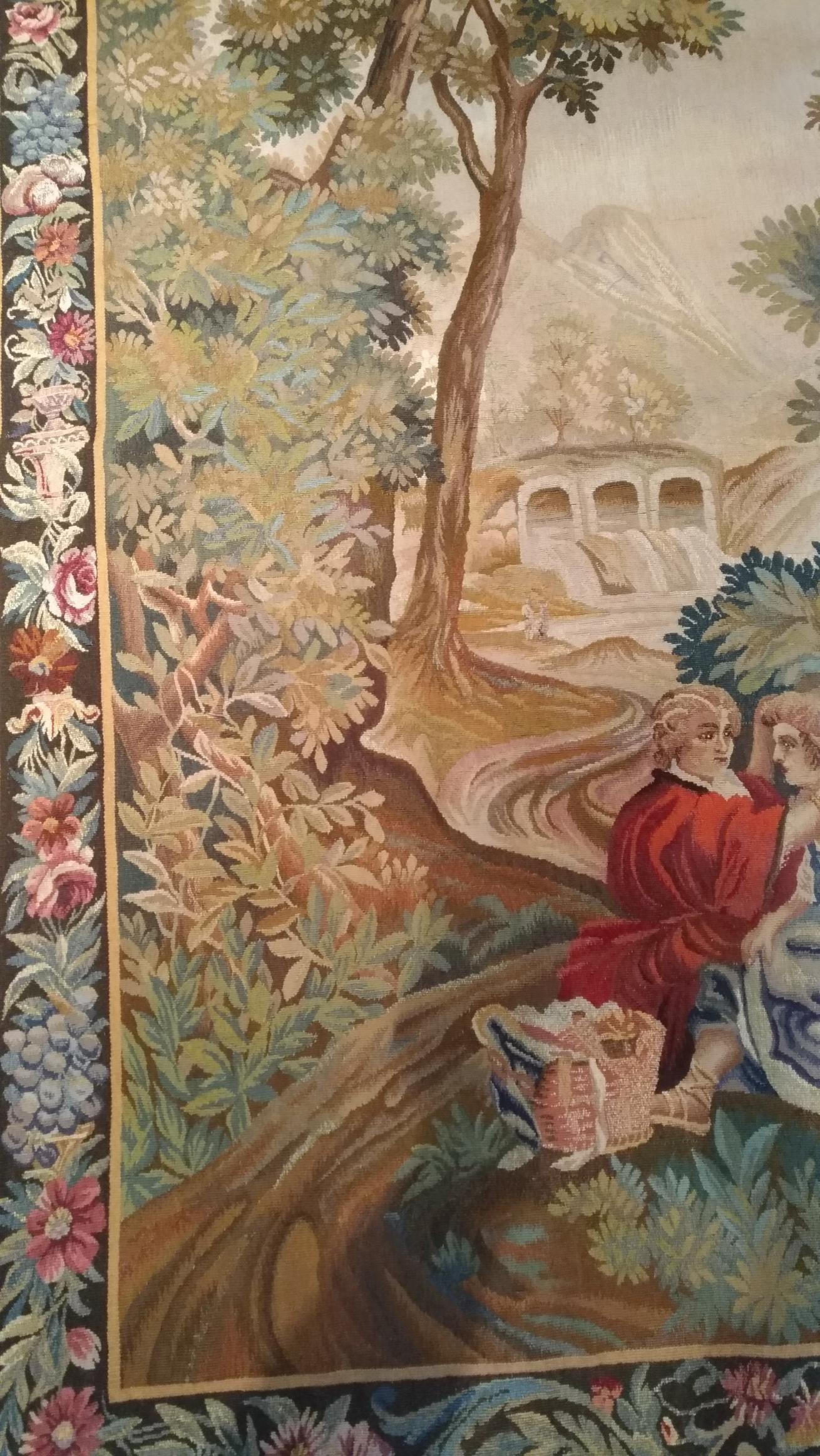 1008 - luxuriöser Aubusson-Wandteppich aus dem 20. Jahrhundert mit einem schönen romantischen Design, das das Äußere des Dorfes mit Charakteren und schönen Farben darstellt, extrem fein handgewebt mit Seide.