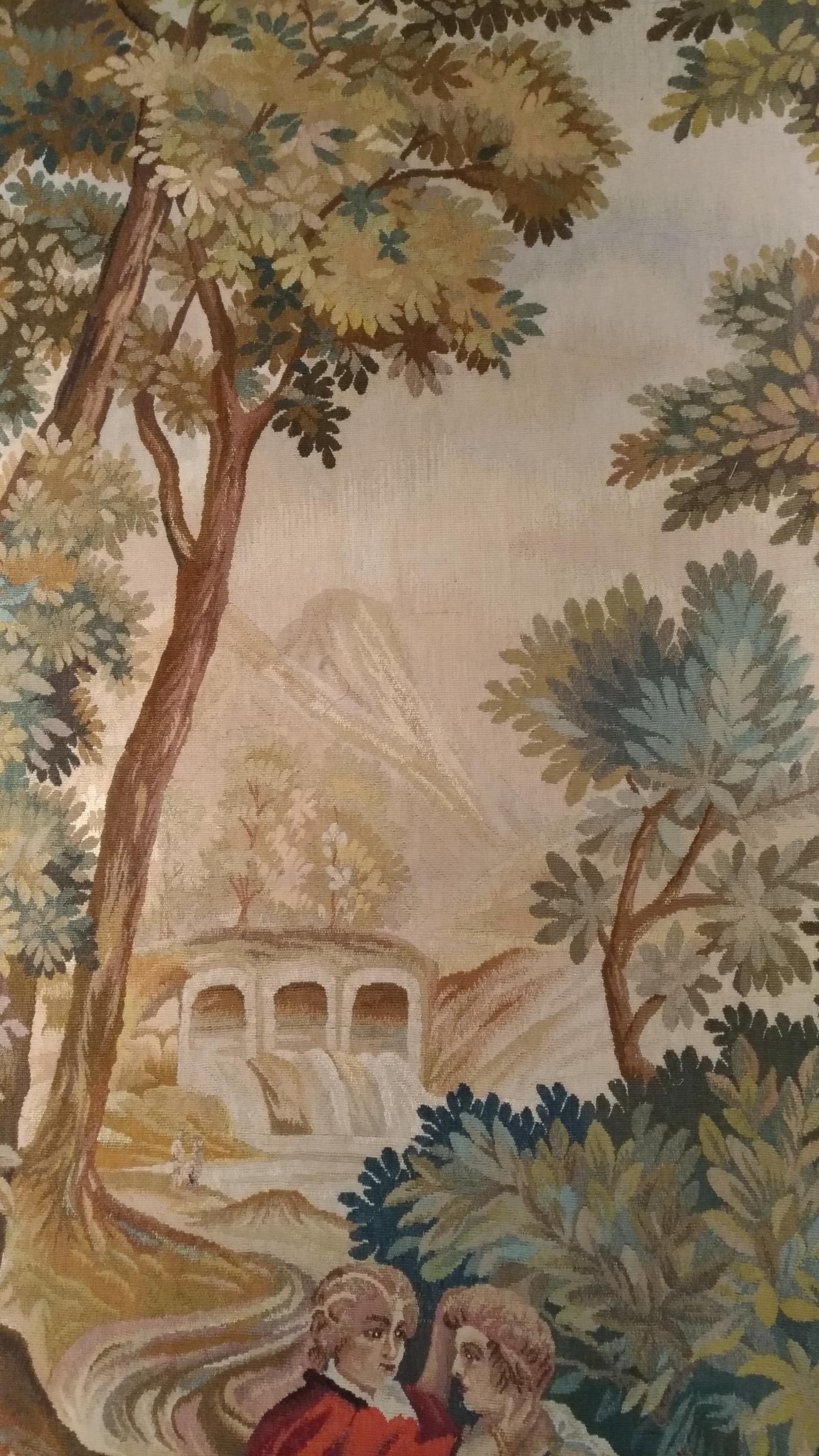 1008 - Luxuriöser Aubusson-Wandteppich des 20. Jahrhunderts mit schönem romantischem Design im Zustand „Hervorragend“ im Angebot in Paris, FR