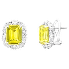 Boucles d'oreilles en or blanc 18 carats avec saphir jaune taille émeraude de 10,09 carats et halo de diamants