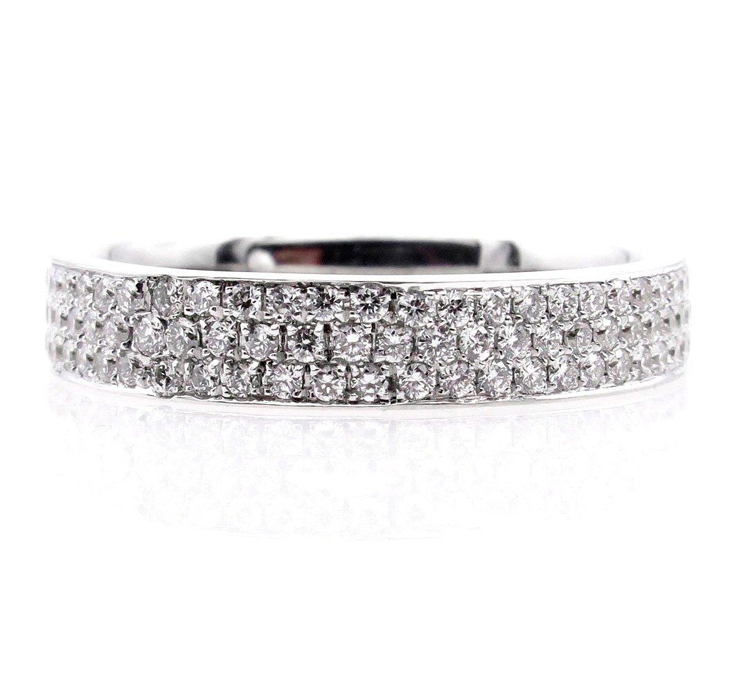 GORGEUSE alliance en or blanc 18k présentant une triple rangée d'une seule ligne de diamants blancs ronds de taille brillant en serti clos avec un anneau confort fit, par Henri HENRY.
Cette bague contient environ 1,00cttw, F-G, VS1-VS2 diamants qui