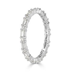 Alianza de eternidad con diamantes talla baguette y talla brillante redonda de 1,00 ct en blanco de 18k