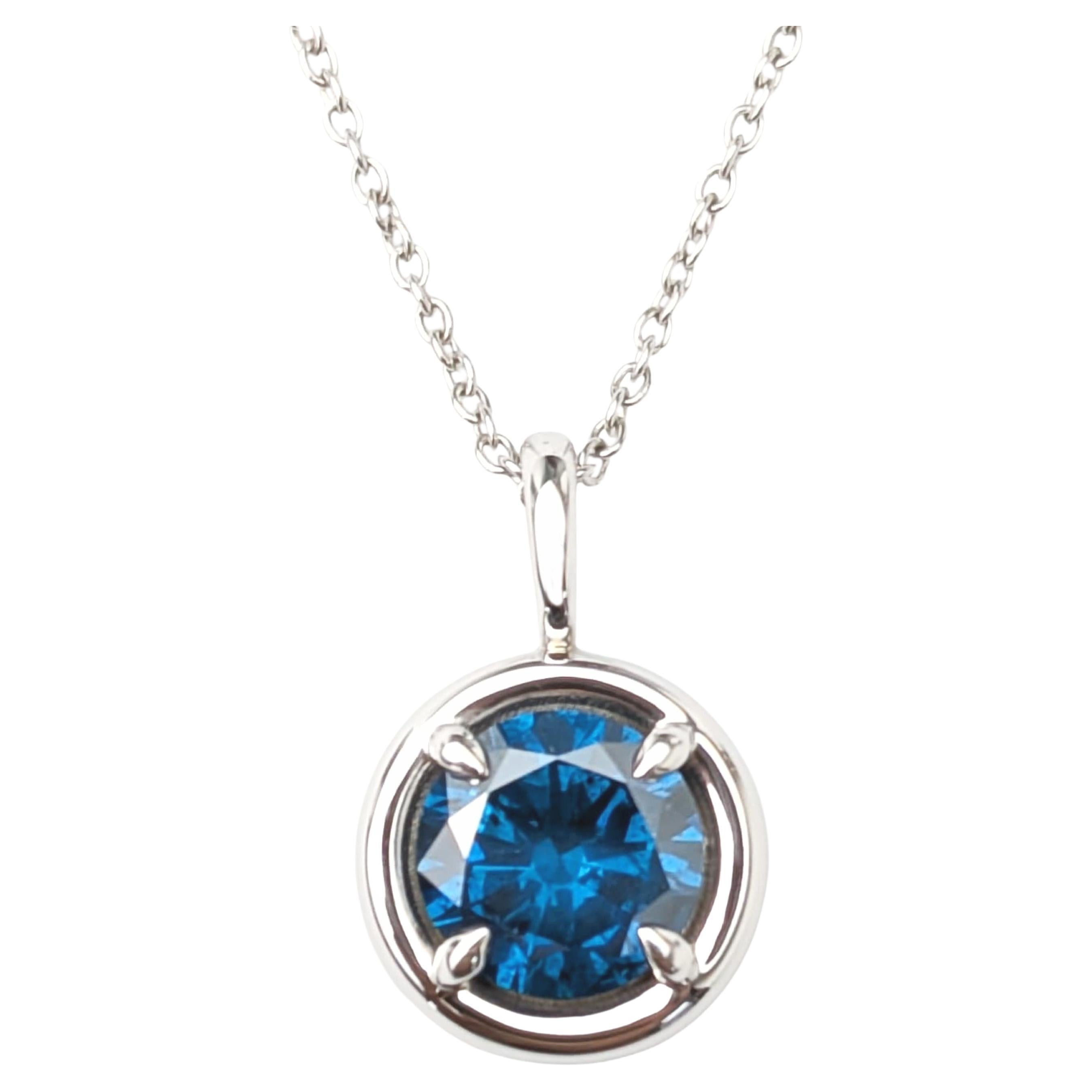 Pendentif en or blanc 14K serti d
un diamant bleu de 1,00ct en vente