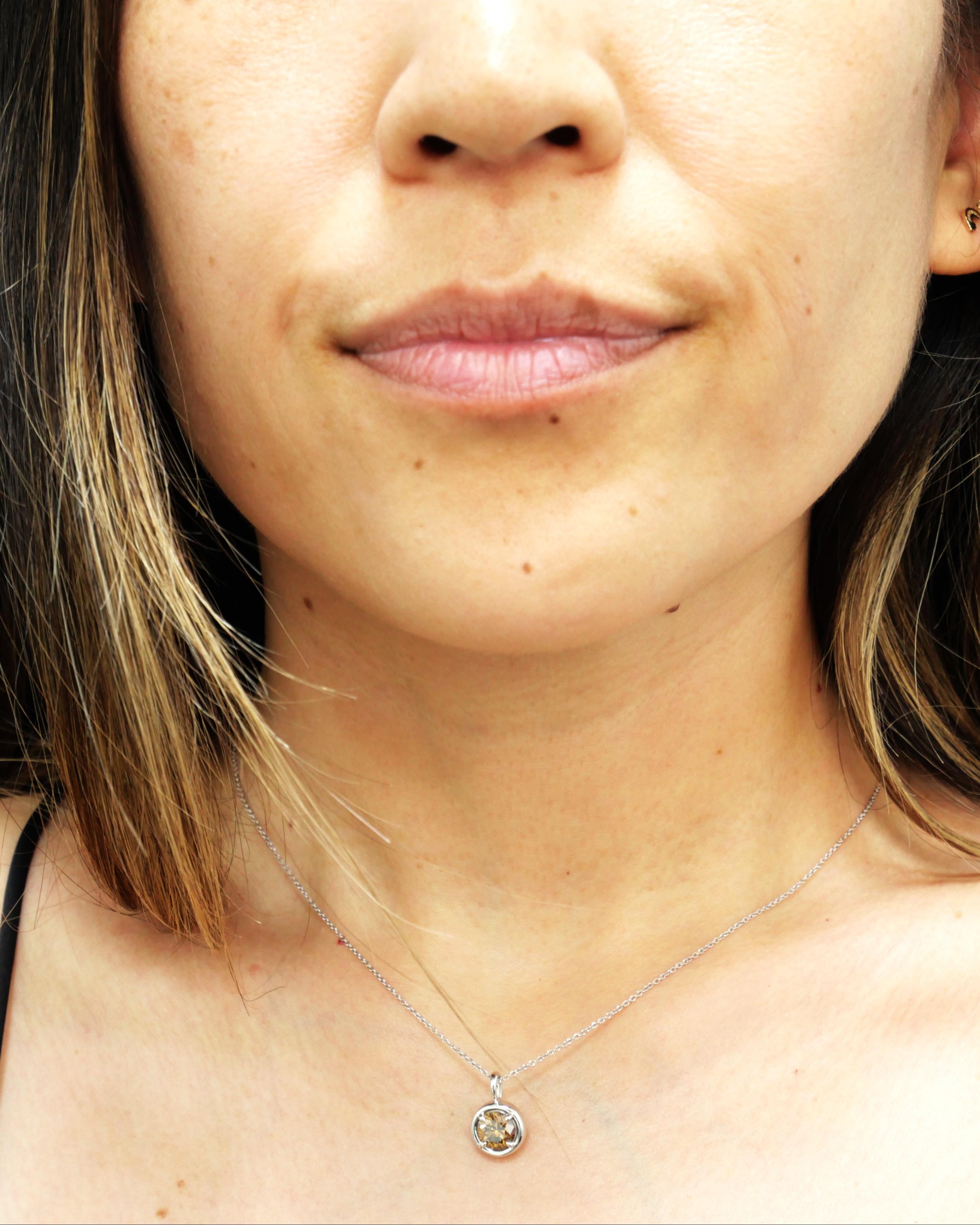 Ciondolo con diamante marrone da 1,00ct in oro bianco 14K - purezza SI con certificazione del colore GIA In condizioni Nuovo in vendita a New York, NY