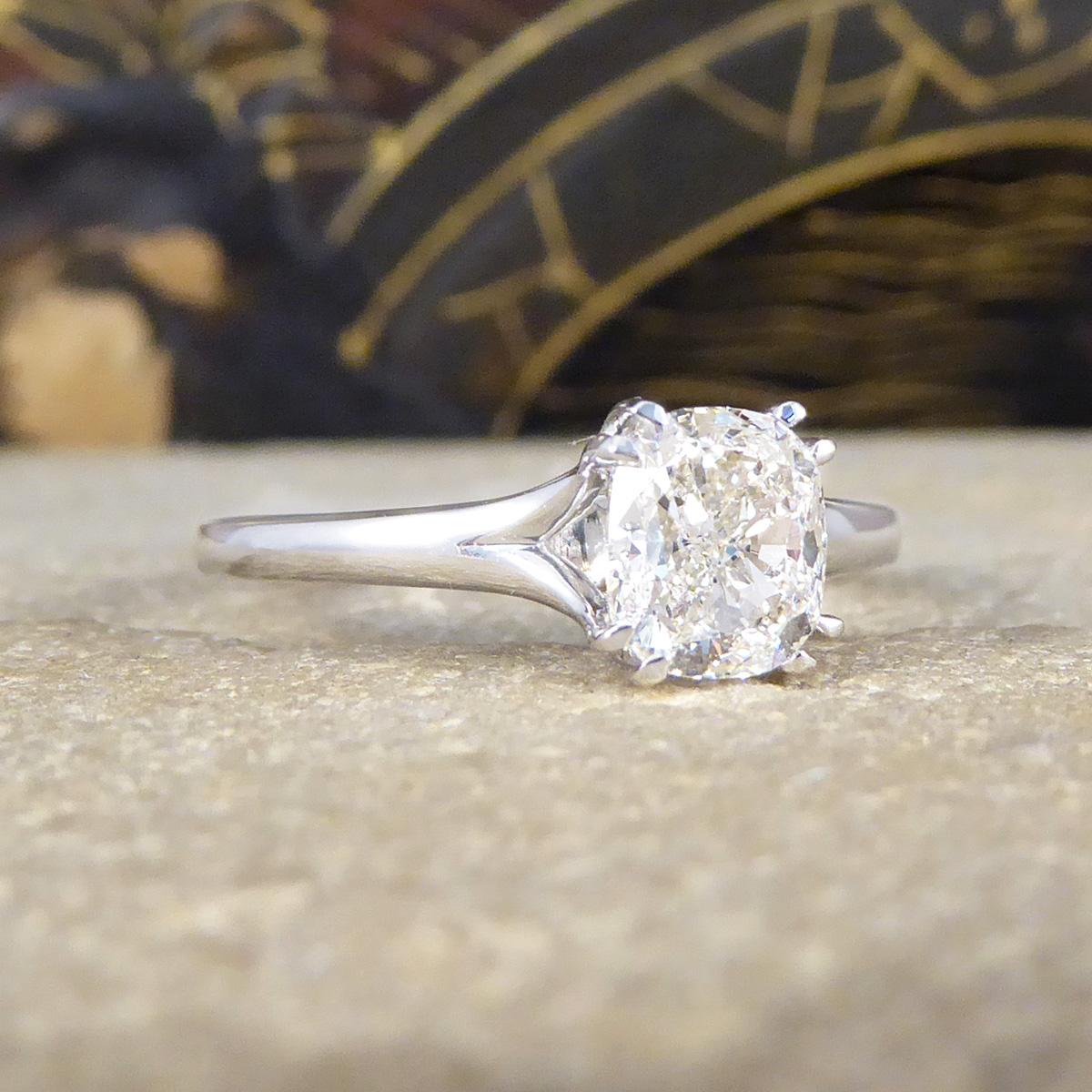 Ein wunderschön leuchtender und funkelnder Diamant-Solitärring. In der Mitte dieses Rings befindet sich ein Diamant im modifizierten Brillantschliff von 1,00 ct. mit vier Doppelkrallen, der durch seine strahlend weiße und funkelnde Ästhetik
