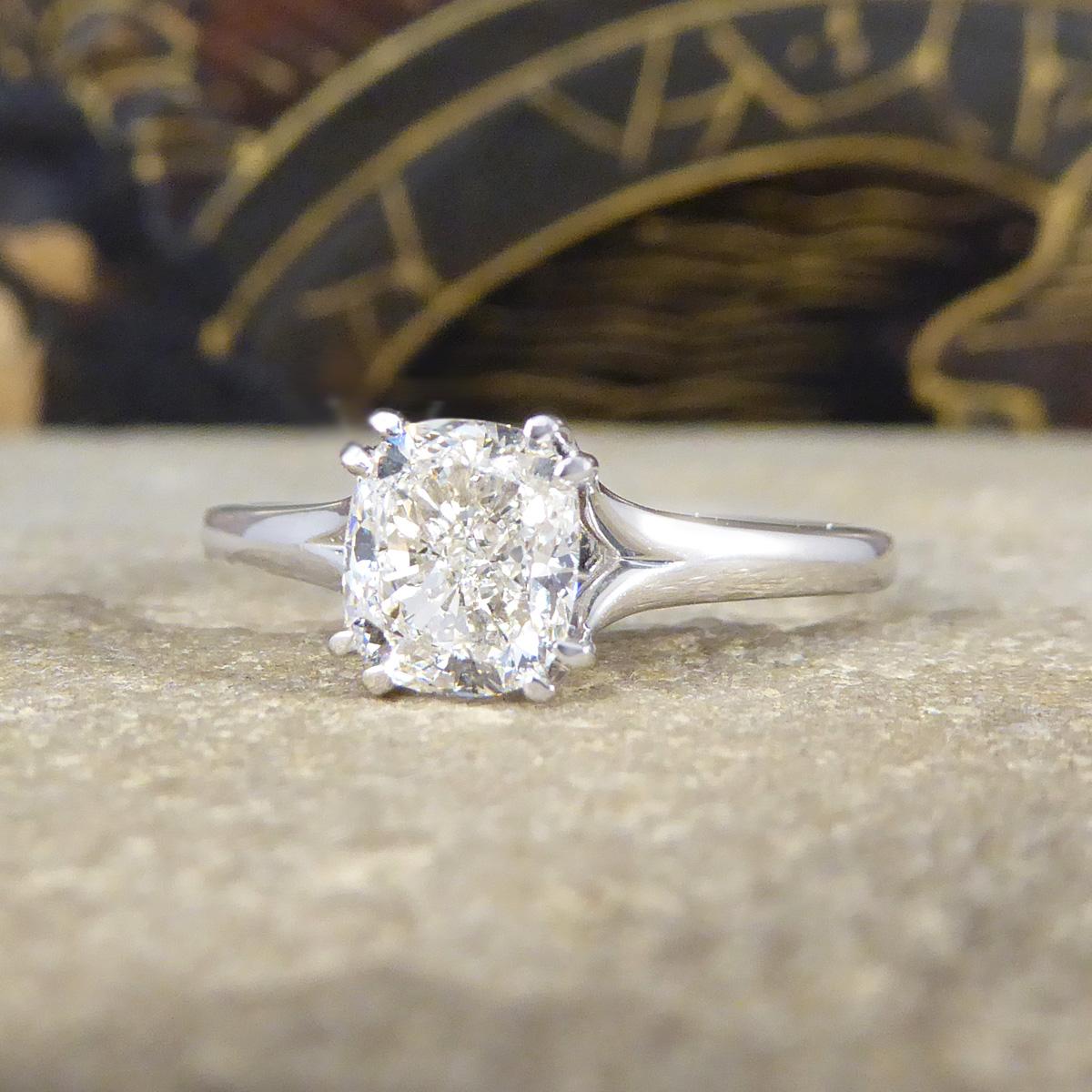 1,00ct Kissen modifiziert Brillantschliff Diamant Solitär Verlobungsring in 18ct im Zustand „Neu“ in Yorkshire, West Yorkshire