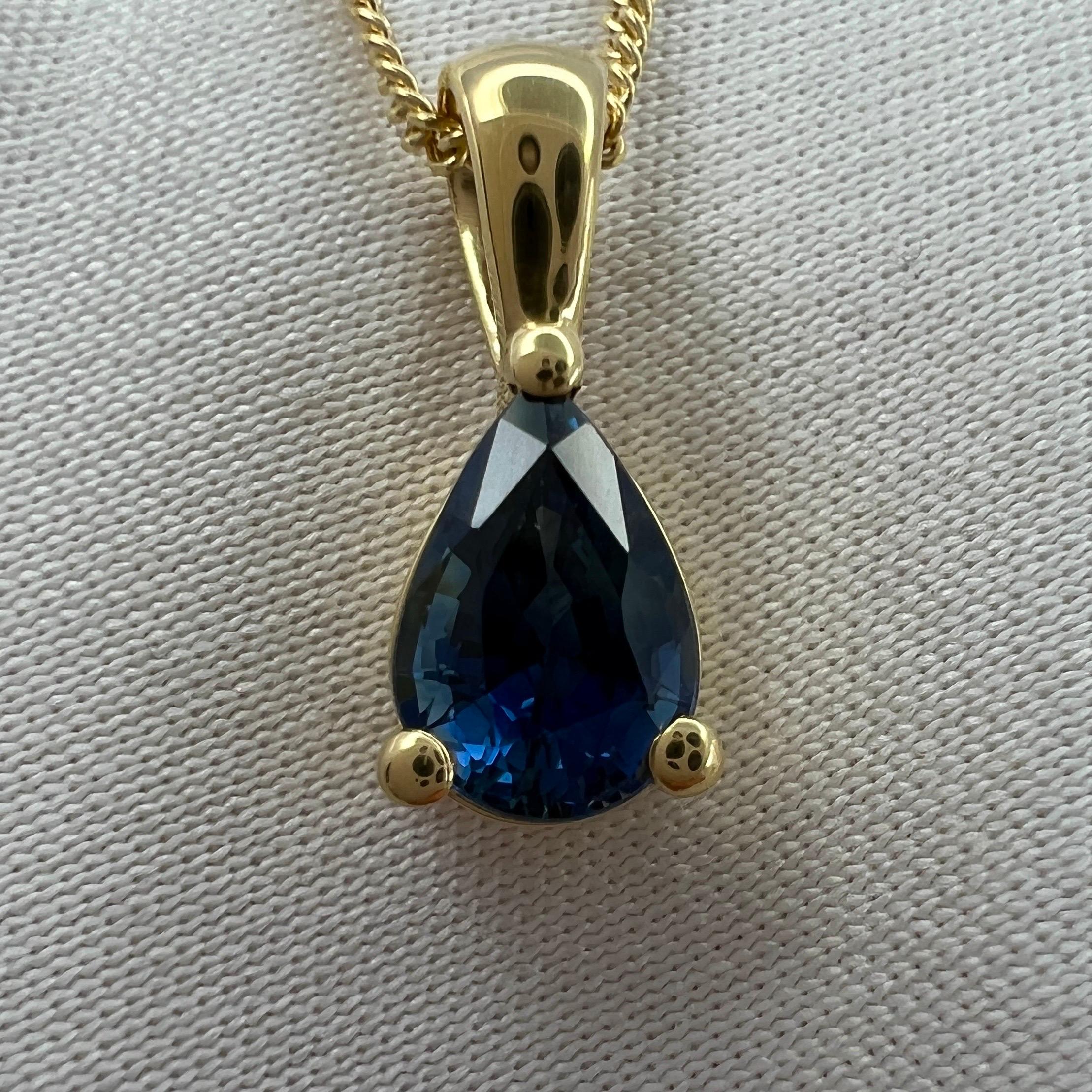 Collana con ciondolo in oro giallo 18k con solitario di zaffiro blu profondo.

Zaffiro da 1,00 carati con un colore blu intenso e una limpidezza eccellente. Pietra molto pulita. 
Ha anche un eccellente taglio a goccia a pera. Misura 7x4,7 mm.

Il