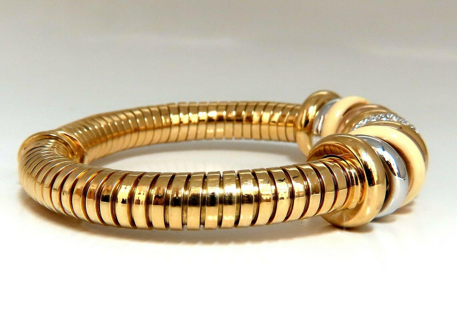 Bracciale flessibile a fisarmonica con diamanti da donna.

Il più resistente tra i link a fisarmonica.

Anelli di diamanti fluttuanti, che si muovono leggermente con il movimento dei bracciali.

I diamanti al centro sono montati in un set di