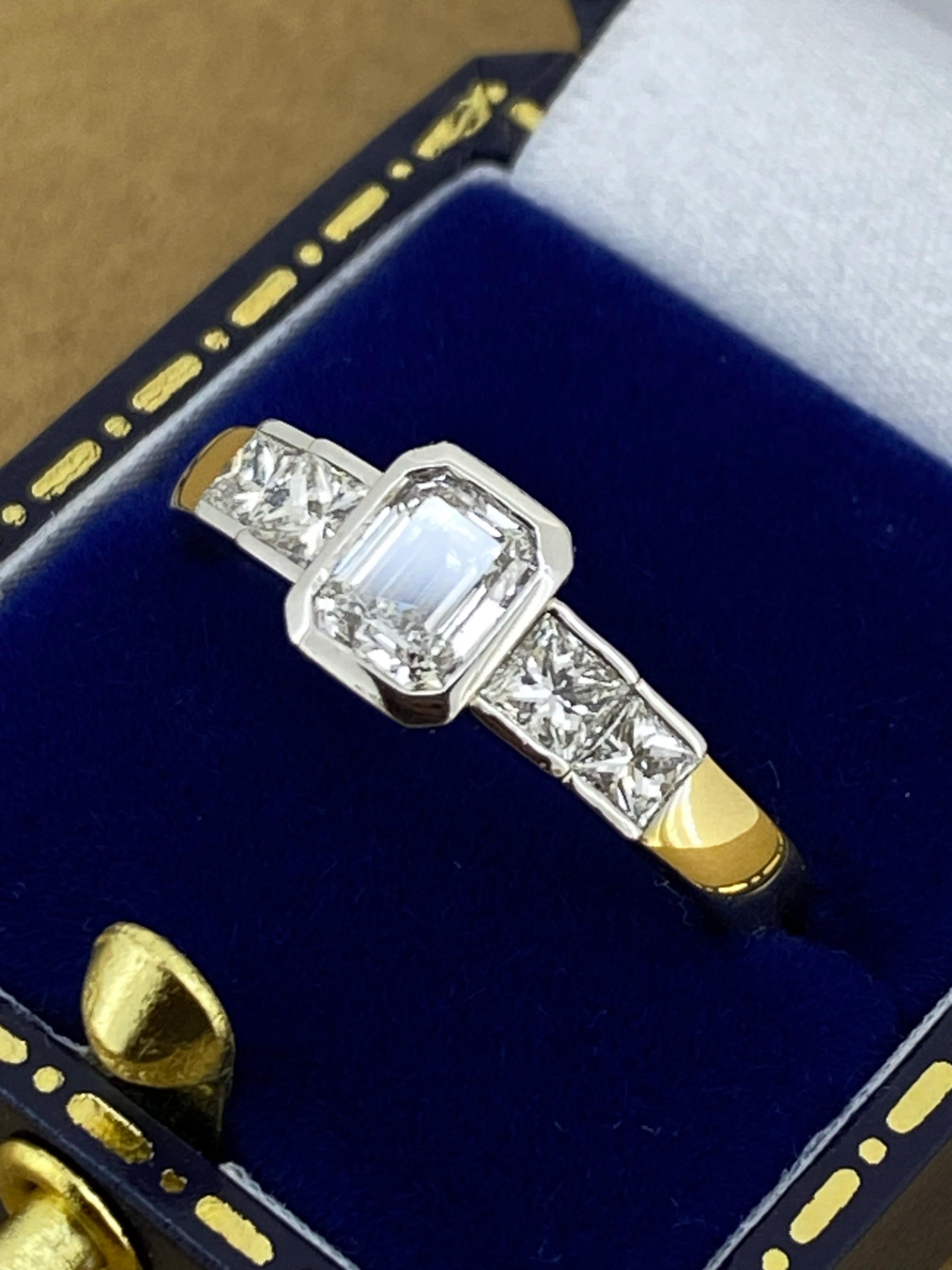 Moderne Bague de fiançailles en or 18 carats, diamant taille émeraude de 1,00ct (G/VS). Évalué à 21 900 $. en vente
