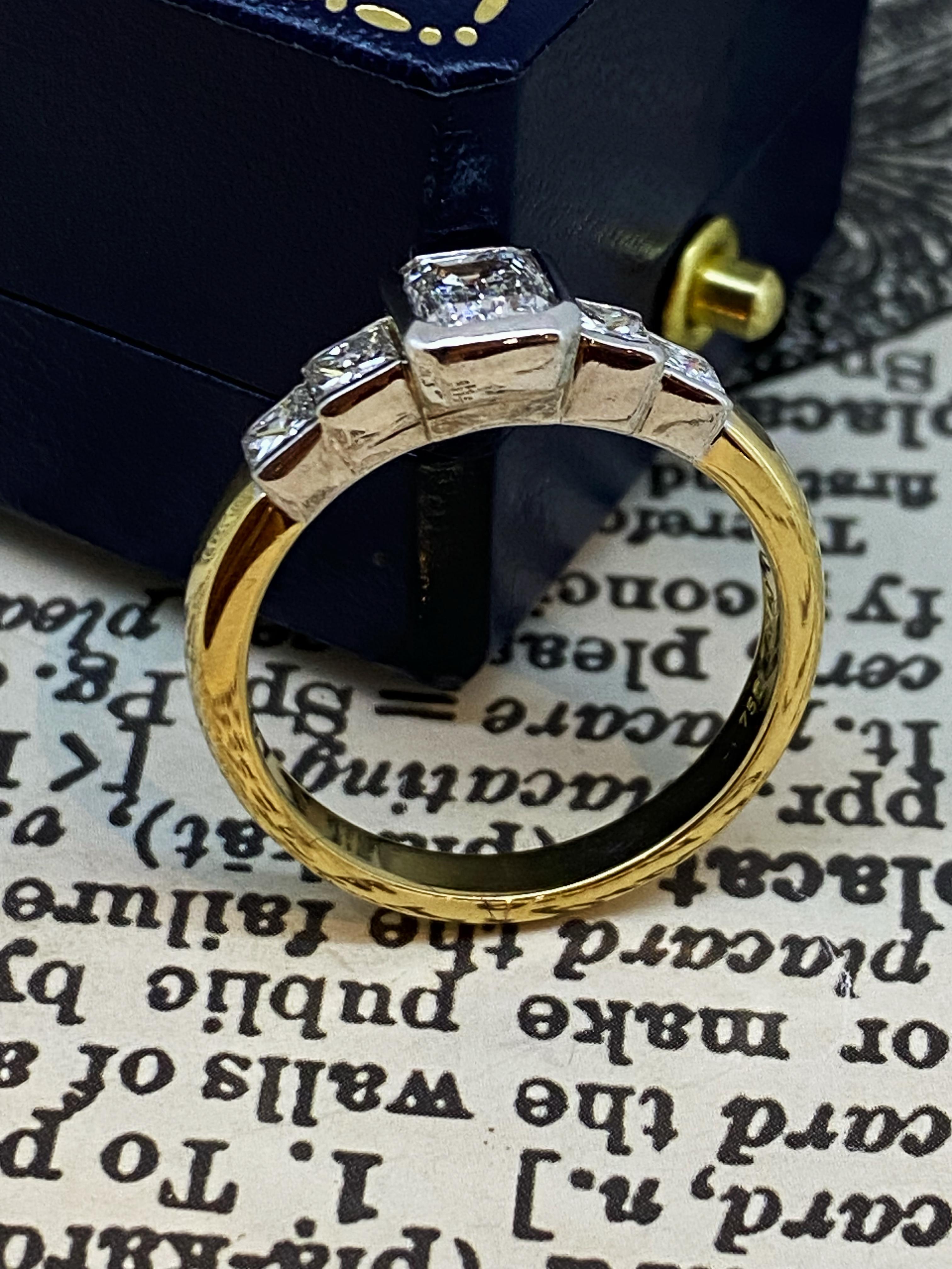 Taille émeraude Bague de fiançailles en or 18 carats, diamant taille émeraude de 1,00ct (G/VS). Évalué à 21 900 $. en vente