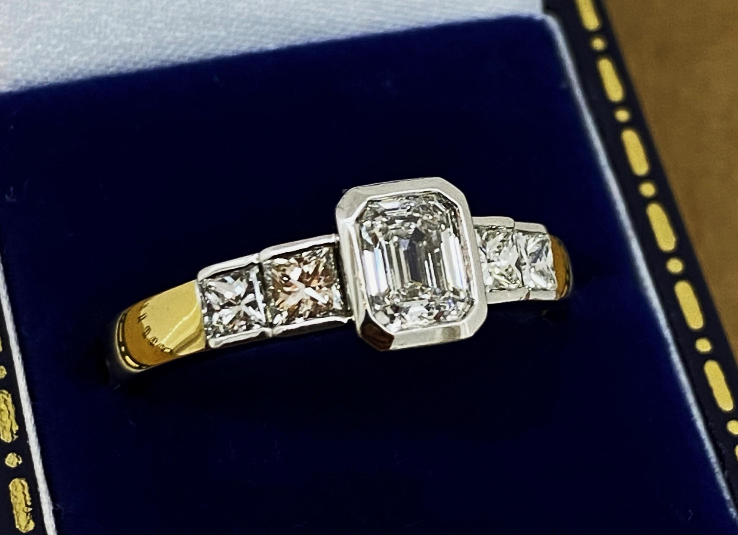 Bague de fiançailles en or 18 carats, diamant taille émeraude de 1,00ct (G/VS). Évalué à 21 900 $. Pour femmes en vente