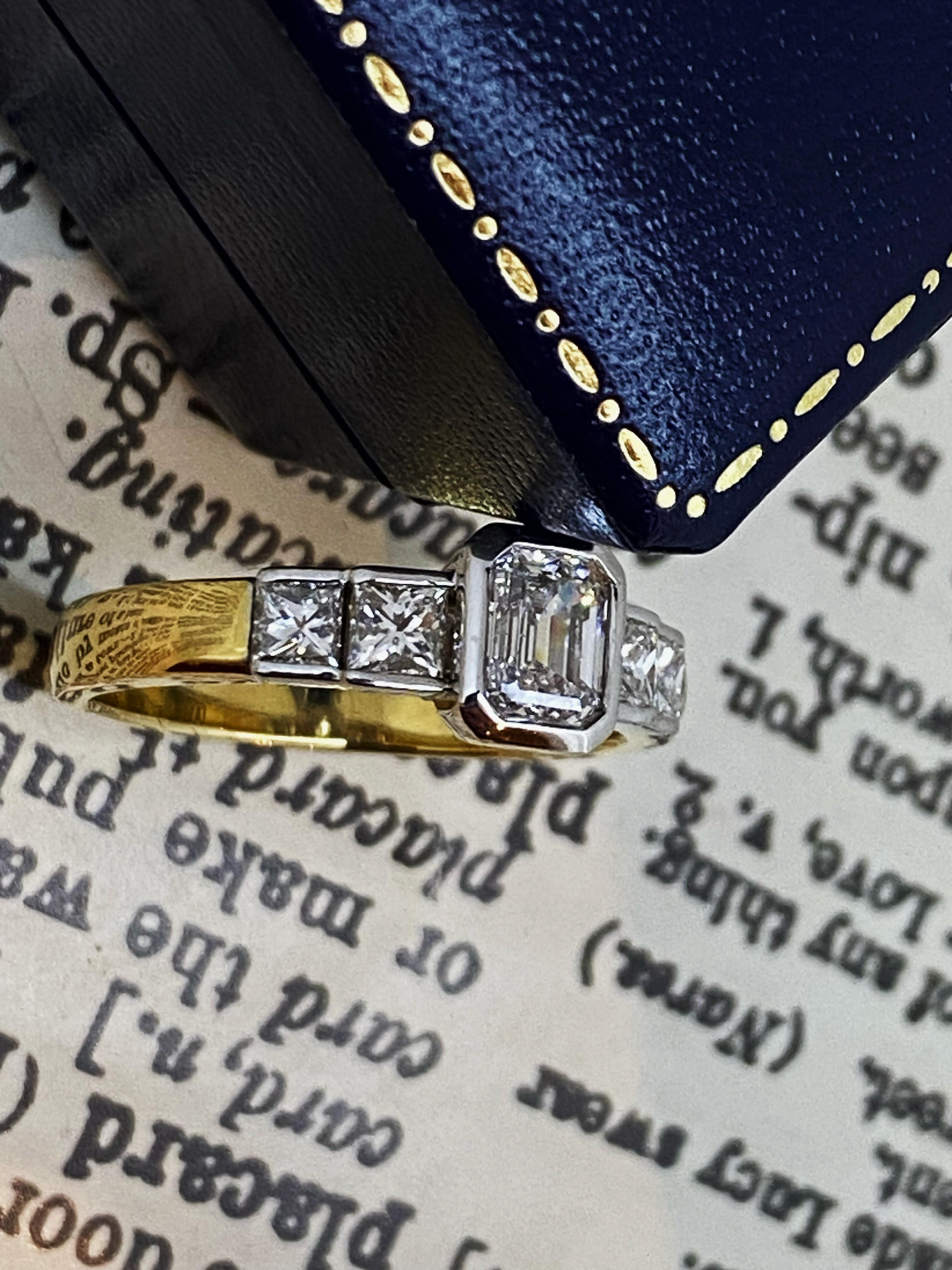 Bague de fiançailles en or 18 carats, diamant taille émeraude de 1,00ct (G/VS). Évalué à 21 900 $. en vente 1