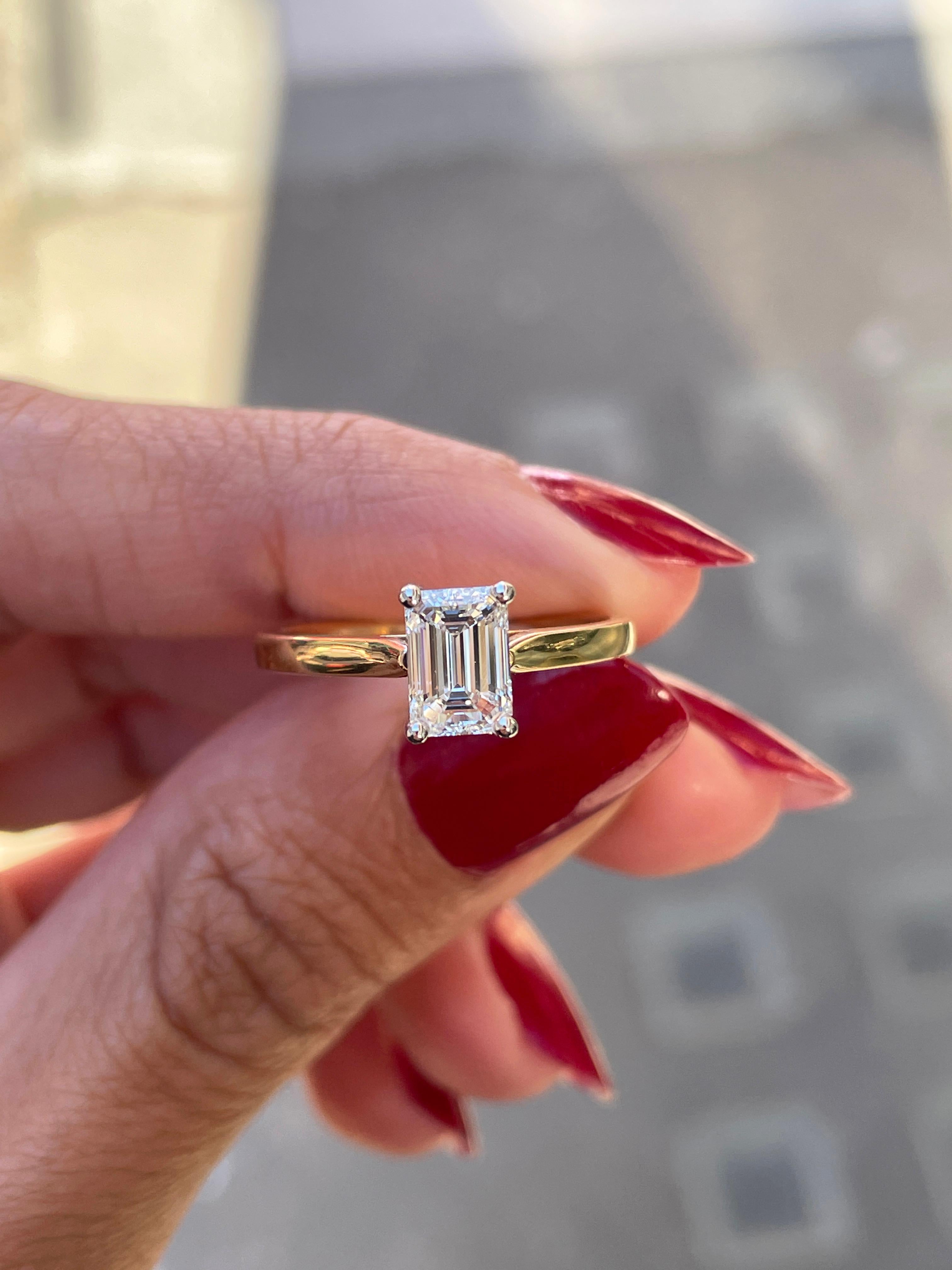 Verlobungsring aus Weiß- und Gelbgold mit 1,00 Karat Diamanten im Baguetteschliff F VS2 im Zustand „Neu“ im Angebot in London, GB