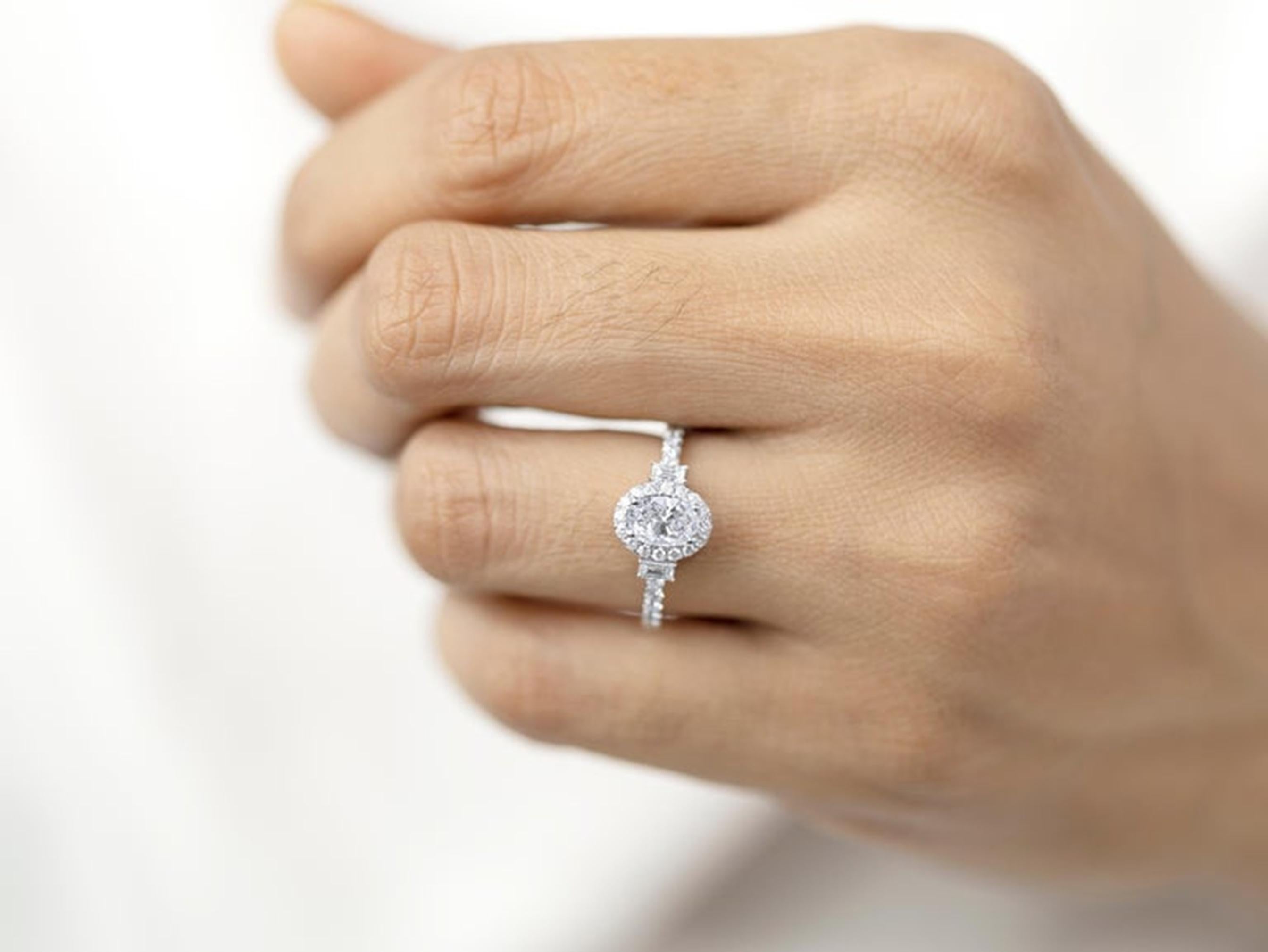Informe GIA Certificado 1 Quilate G VS Corte Ovalado Anillo de Compromiso de Diamantes Blanco 18k en venta 3
