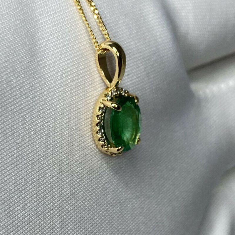 1.00ct Green Emerald & Diamond 18K Yellow Gold Oval Cut Halo Pendant Necklace In New Condition In Birmingham, GB