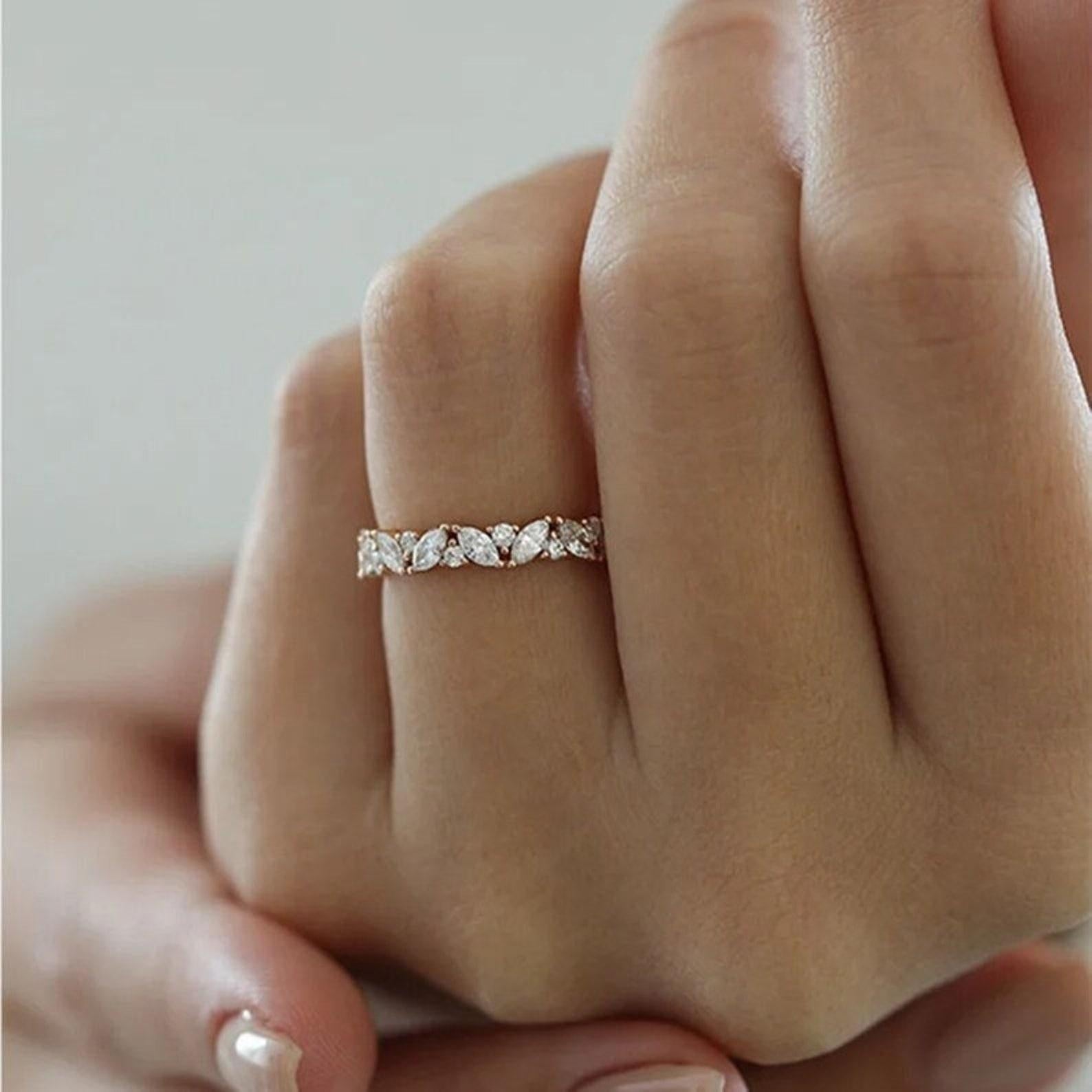 Fascia nuziale in moissanite rotonda e marquise da 1,00 carati in argento 925 A. Silver. in vendita 1