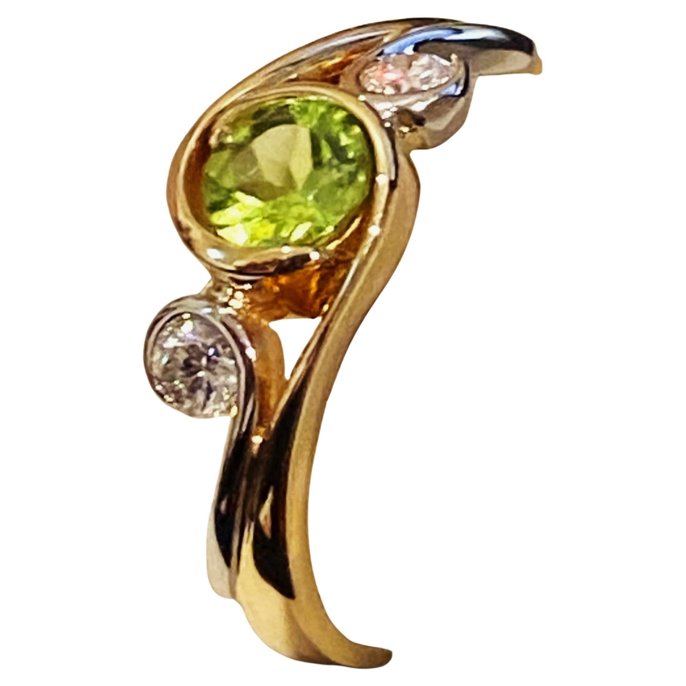 Des gemmes naturelles rares et de la plus haute qualité,
ce bijou exquis fait à la main est conçu
comme une bague emblématique à trois pierres, dite 