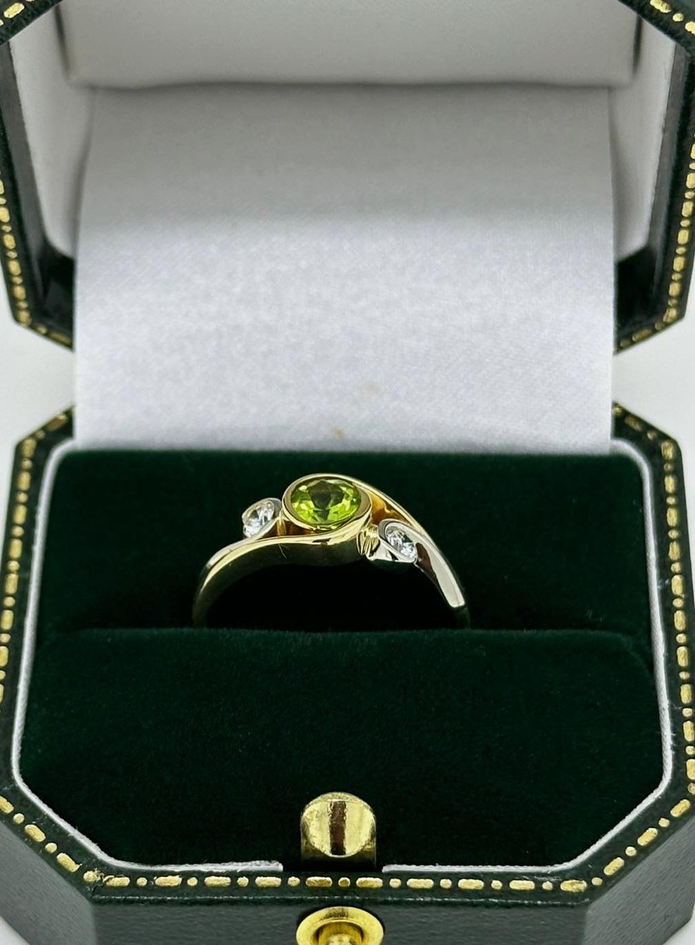 Taille ronde 1.00ct Natural Peridot & Diamond 3-Stone By-Pass 18K Two-Tone Gold Handmade Ring (bague en or bicolore 18K) en vente