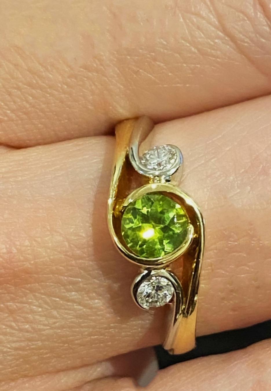 1.00ct Natural Peridot & Diamond 3-Stone By-Pass 18K Two-Tone Gold Handmade Ring (bague en or bicolore 18K) Excellent état - En vente à MELBOURNE, AU