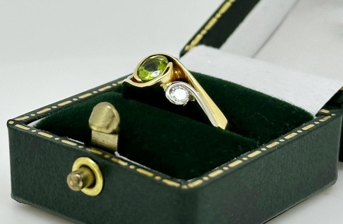 1.00ct Natural Peridot & Diamond 3-Stone By-Pass 18K Two-Tone Gold Handmade Ring (bague en or bicolore 18K) Pour femmes en vente