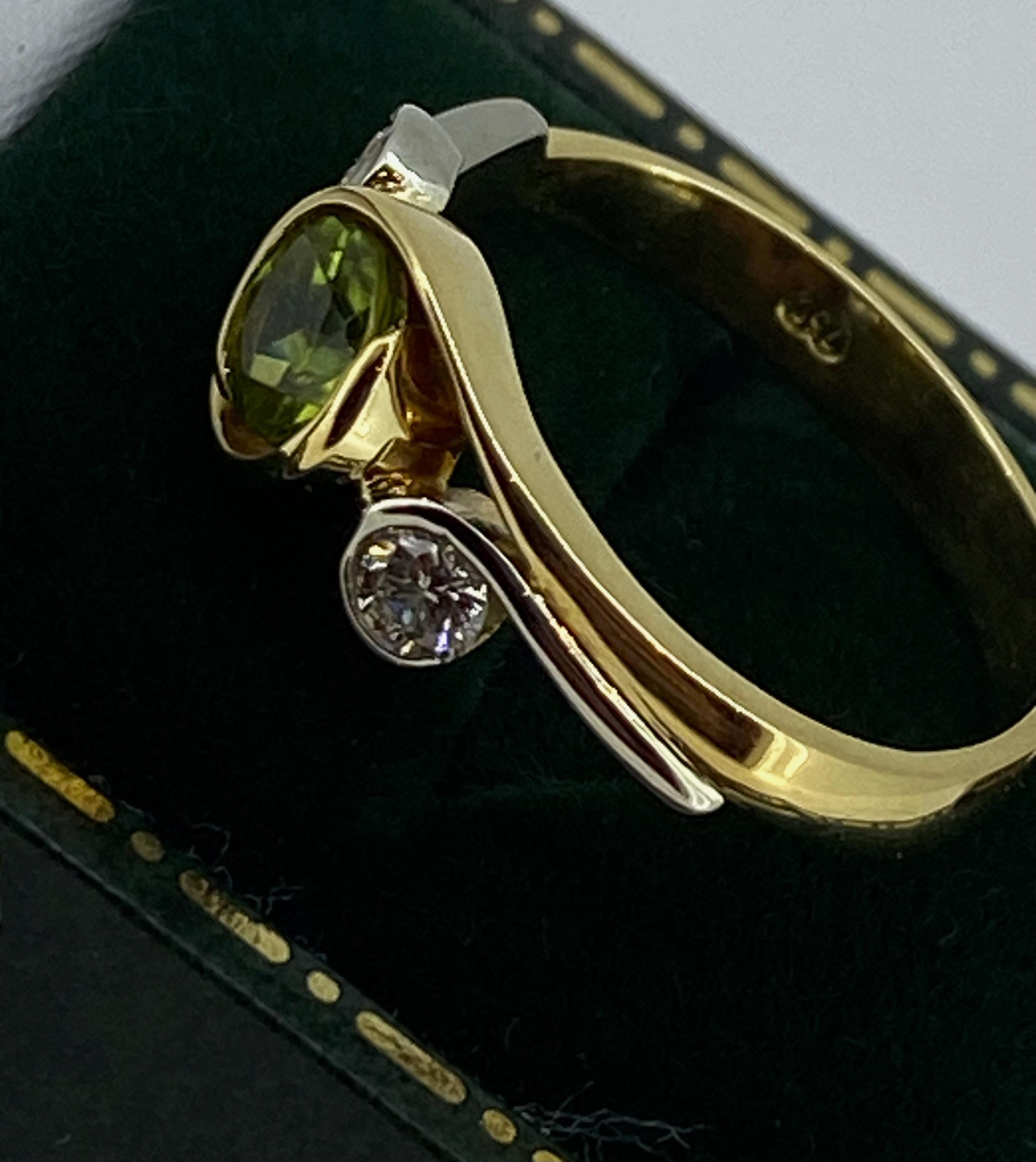 1.00ct Natural Peridot & Diamond 3-Stone By-Pass 18K Two-Tone Gold Handmade Ring (bague en or bicolore 18K) en vente 1