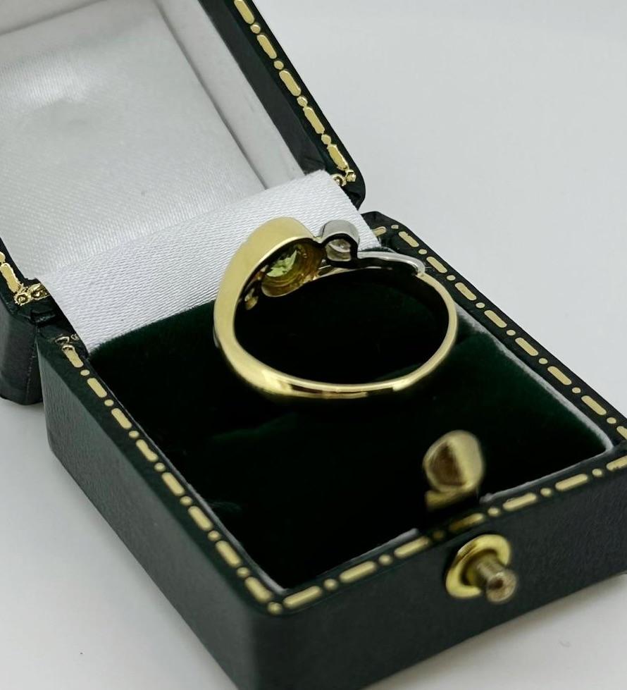 1.00ct Natural Peridot & Diamond 3-Stone By-Pass 18K Two-Tone Gold Handmade Ring (bague en or bicolore 18K) en vente 2