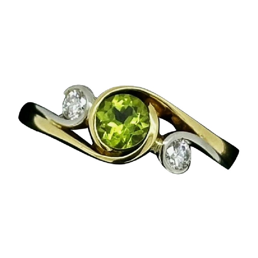 1.00ct Natural Peridot 
Diamond 3-Stone By-Pass 18K Two-Tone Gold Handmade Ring (bague en or bicolore 18K) en vente