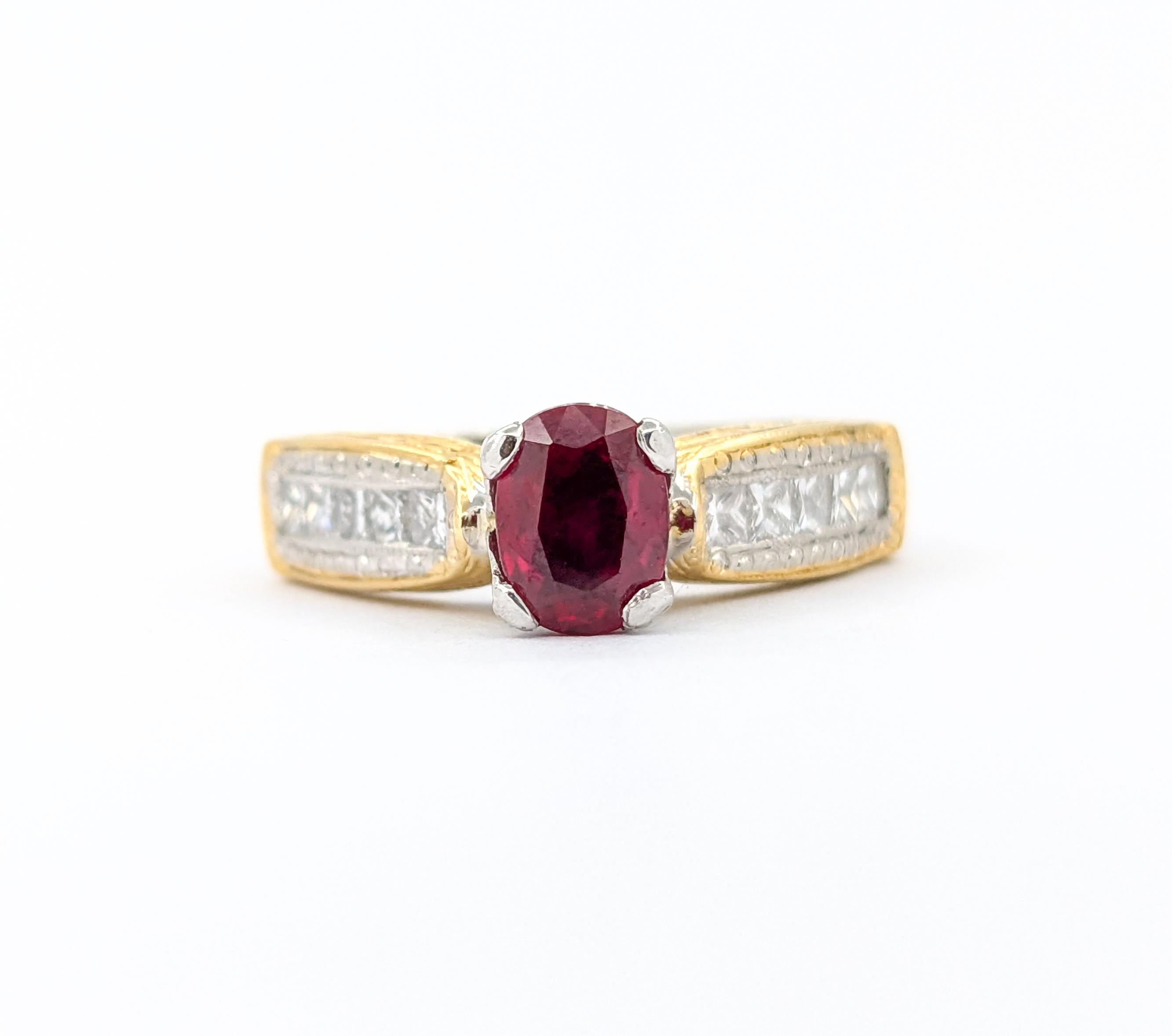 Anillo de rubí natural y diamantes de 1,00 ct en platino y oro amarillo de 18 quilates

Te presentamos este precioso anillo contemporáneo, elaborado en una impresionante combinación de oro amarillo de 18 quilates y platino. El anillo presenta una