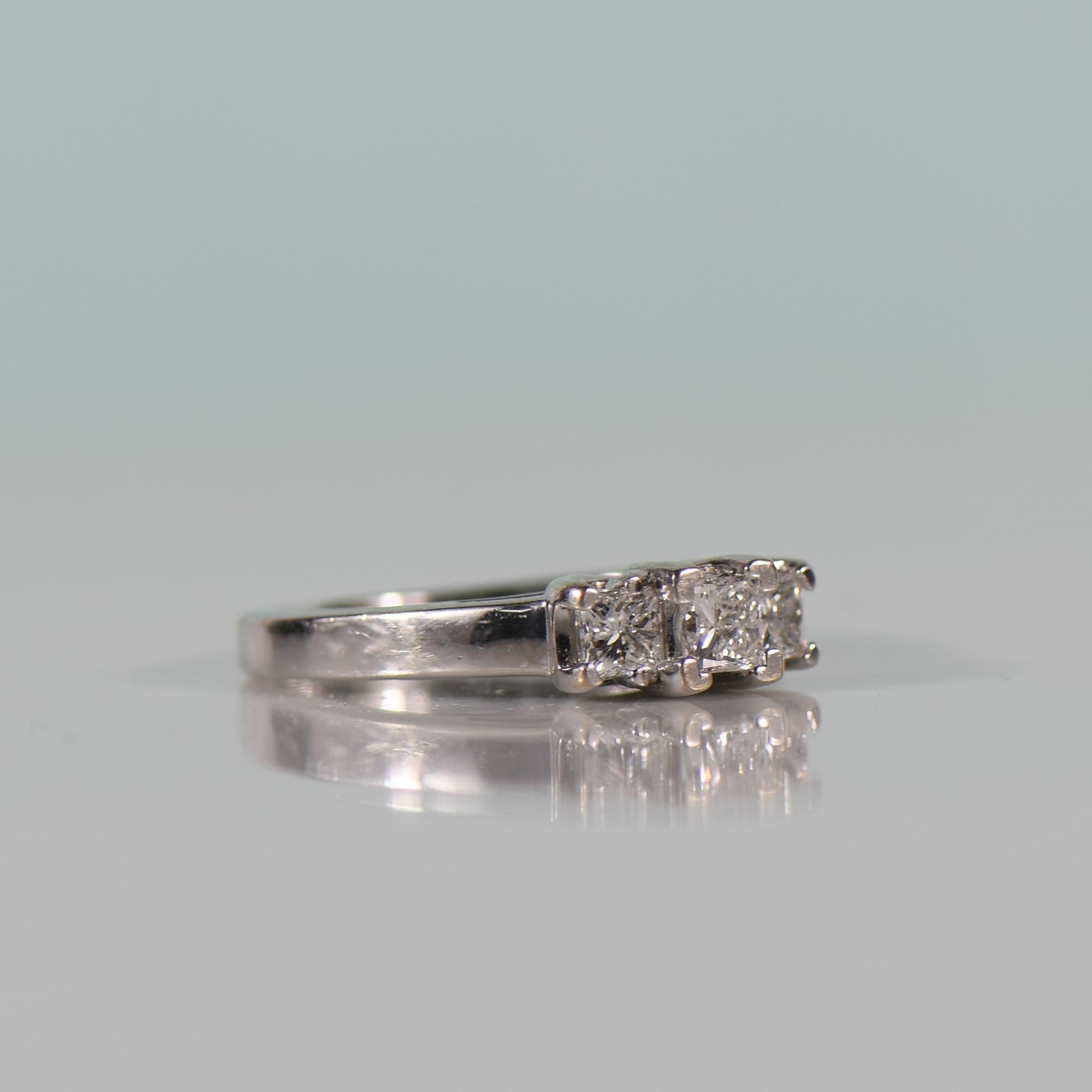 1,00 Karat Diamantring mit 3 Steinen im Prinzessinnenschliff im Trellis-Stil aus 14 Karat Weißgold (Carréschliff) im Angebot
