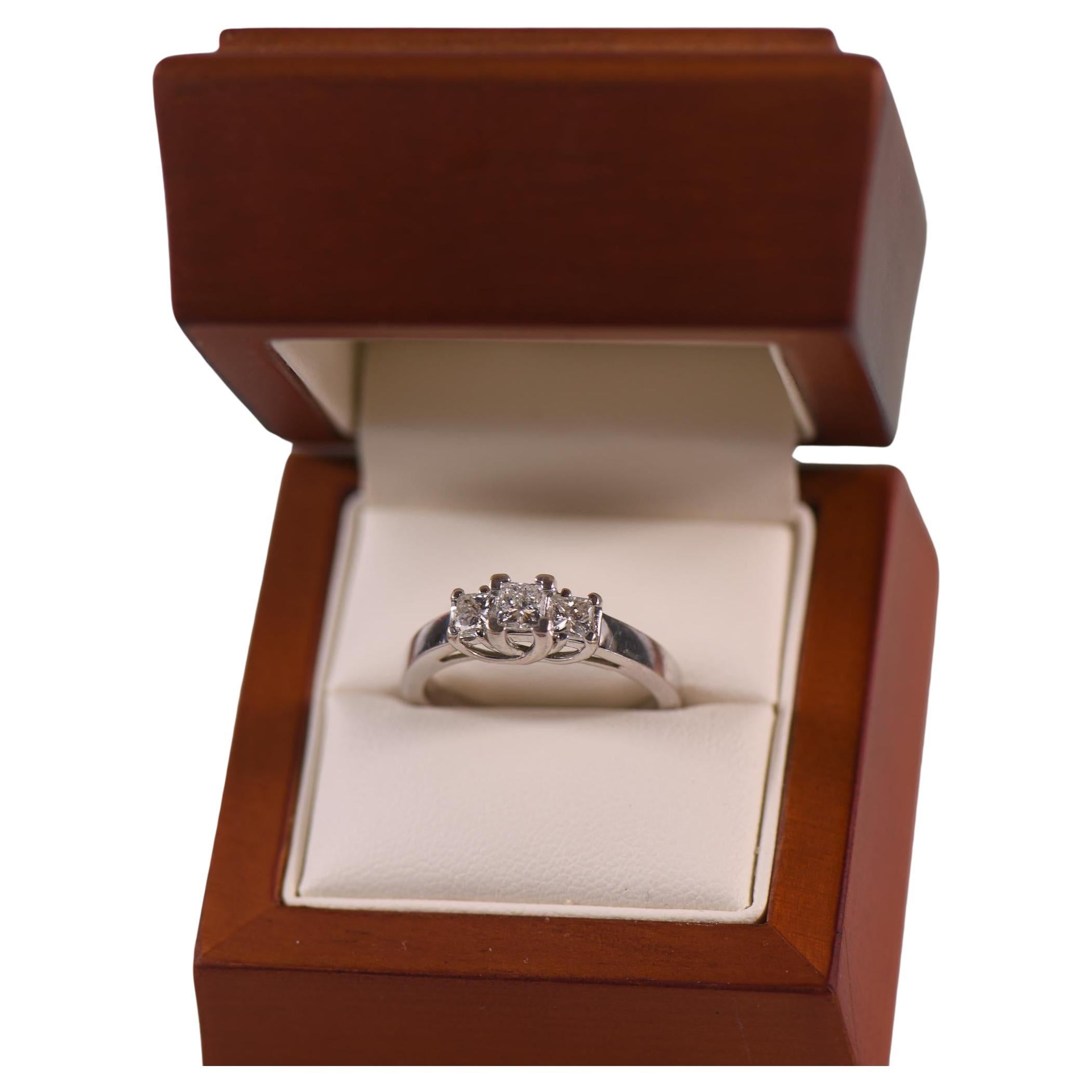 1,00 Karat Diamantring mit 3 Steinen im Prinzessinnenschliff im Trellis-Stil aus 14 Karat Weißgold im Angebot
