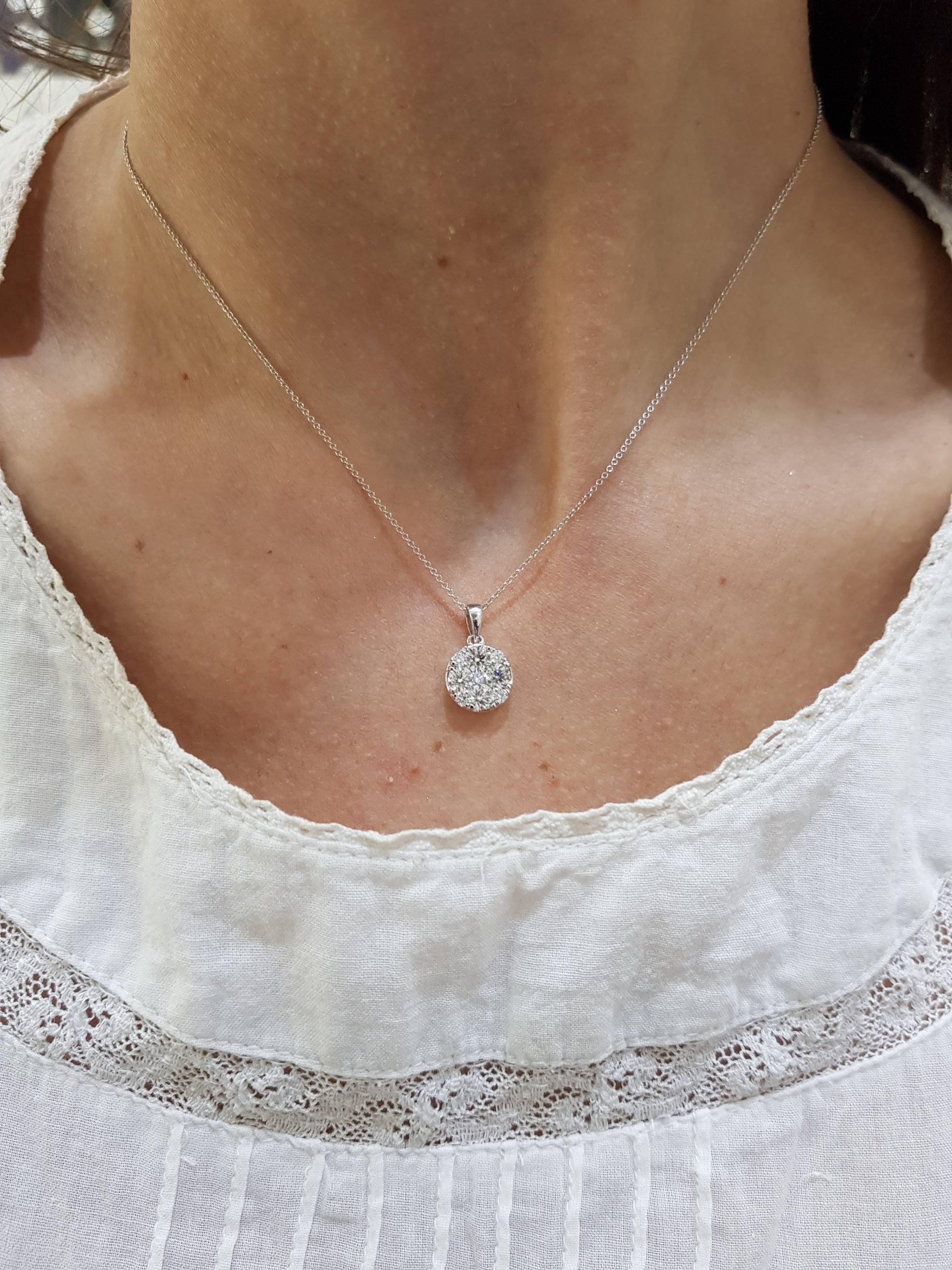 Un magnifique pendentif rond serti de 1,00ct, incrusté de diamants de différentes tailles, ce pendentif a une finition cloutée unique qui capte vraiment la lumière. Serti dans de l'or blanc 18ct qui met en valeur la brillance des diamants H-SI. Ce