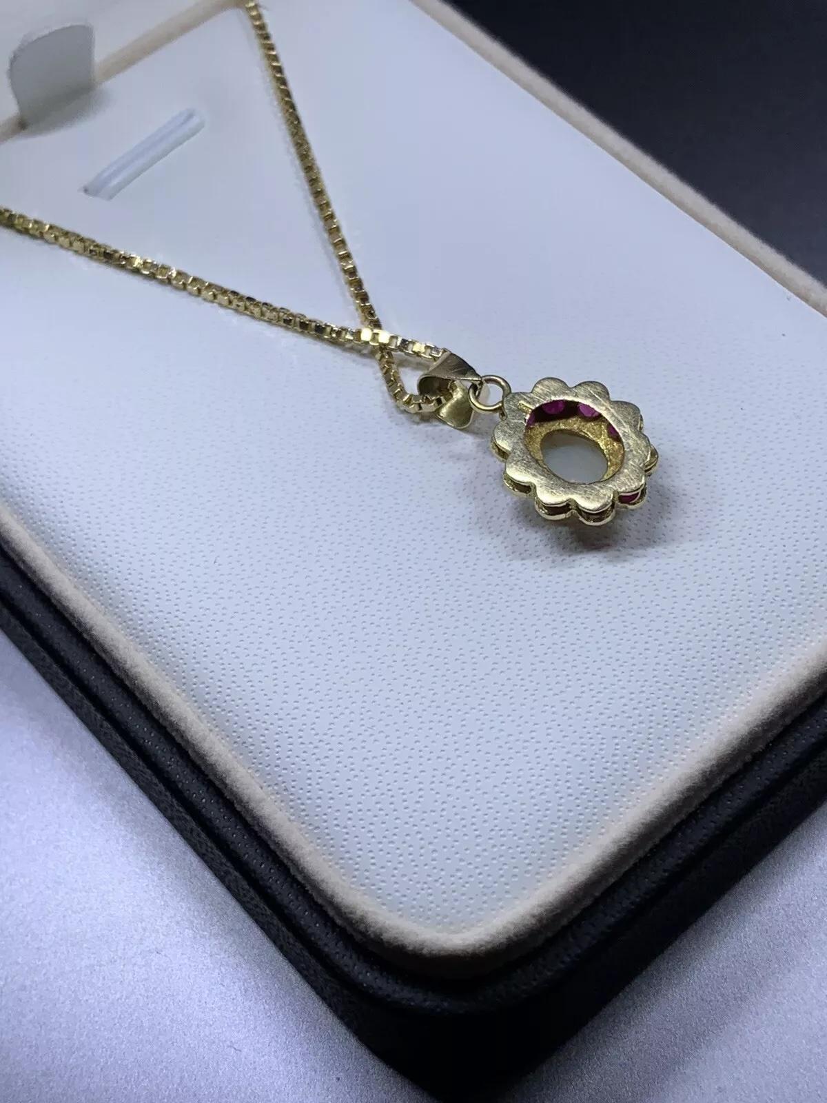 Colgante de ópalo rubí de 1,00 ct en oro amarillo de 14 ct.

Colgante de racimo de rubí y ópalo en oro amarillo de 14 quilates sobre cadena caja de oro amarillo de 9 quilates.

Rubí peso total 0,70ct gema natural sin tratar forma redonda.

Peso