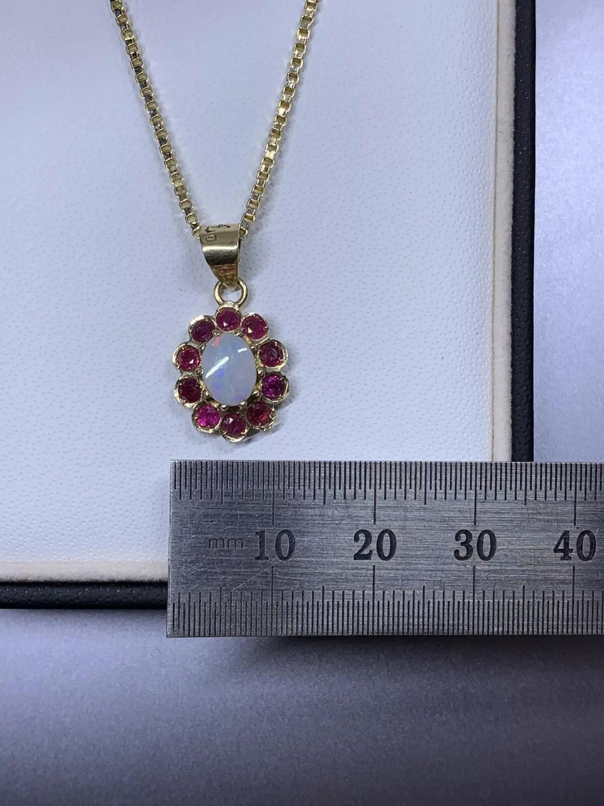 Colgante de ópalo rubí de 1,00 ct en oro amarillo de 14 ct. Corte oval en venta