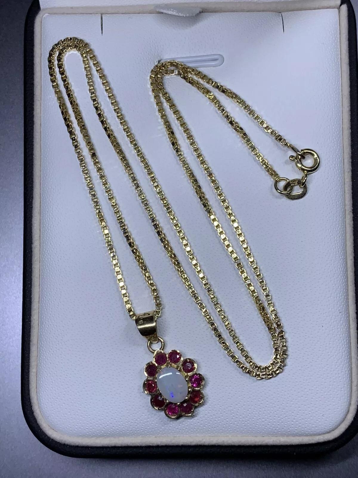 Femenino o masculino Colgante de ópalo rubí de 1,00 ct en oro amarillo de 14 ct. en venta