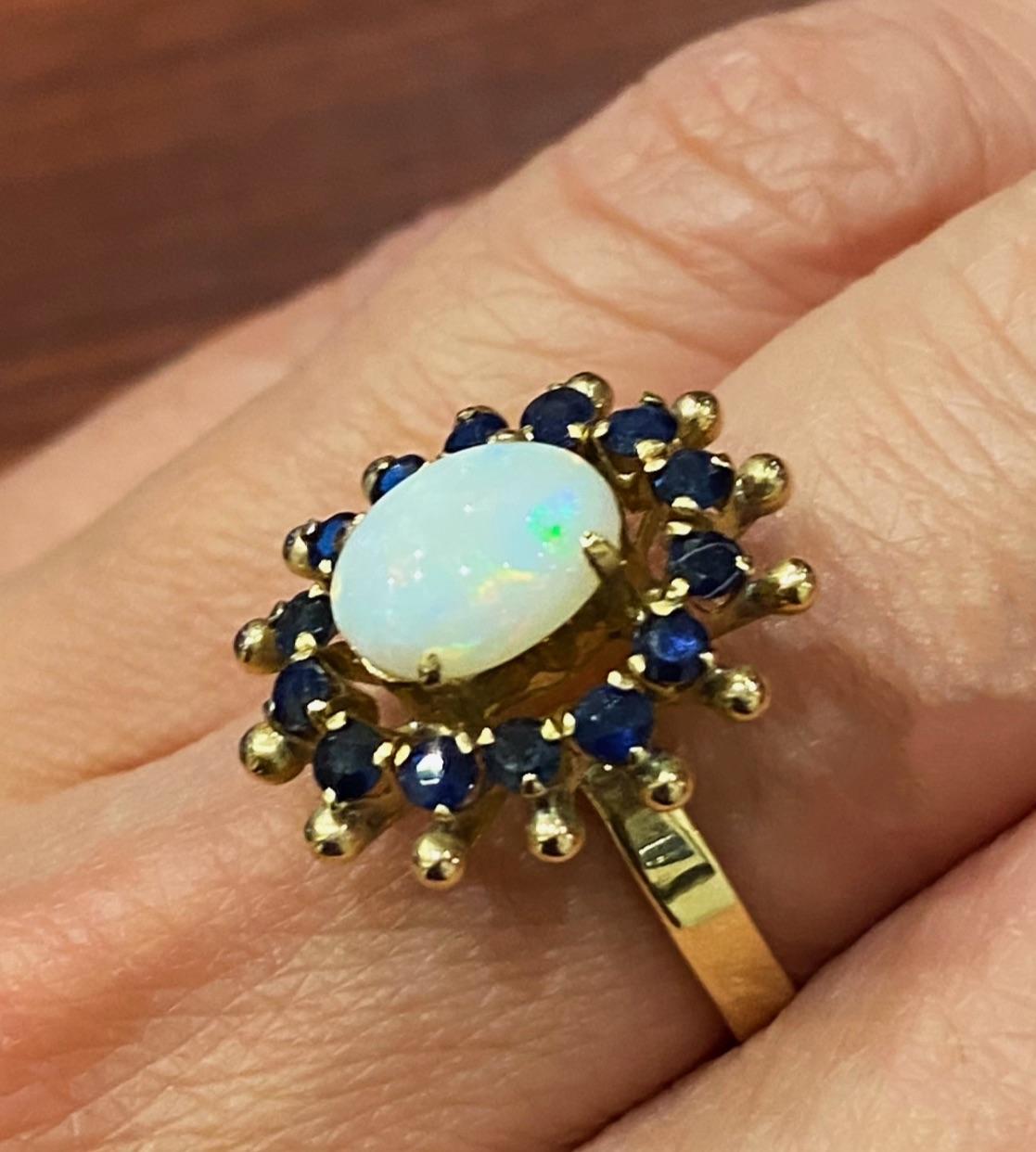 Taglio ovale Anello aureolato con opale ovale australiano solido e zaffiro da 1,00 carati in oro giallo 18 carati. in vendita