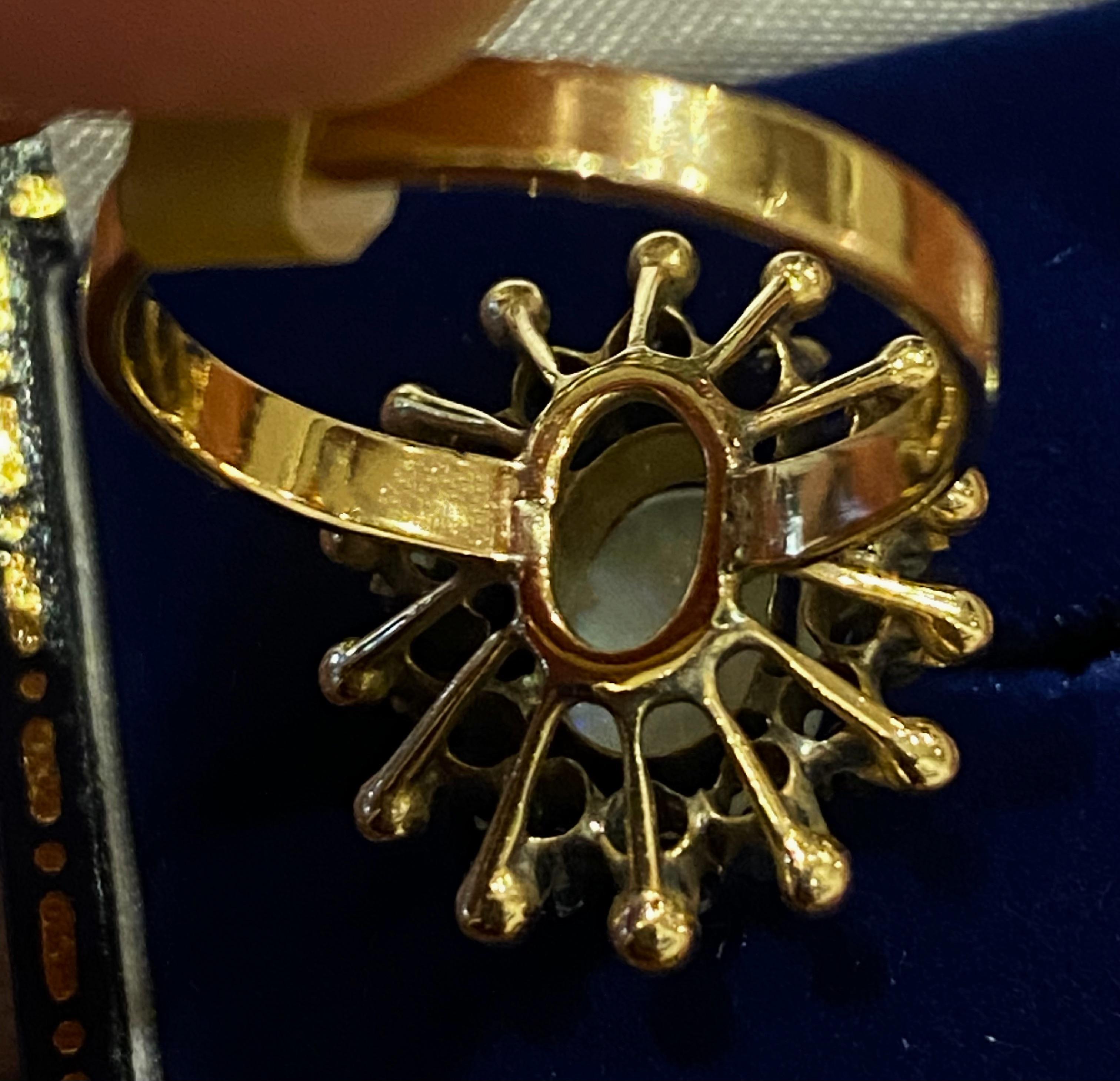 Anello aureolato con opale ovale australiano solido e zaffiro da 1,00 carati in oro giallo 18 carati. In condizioni ottime in vendita a MELBOURNE, AU