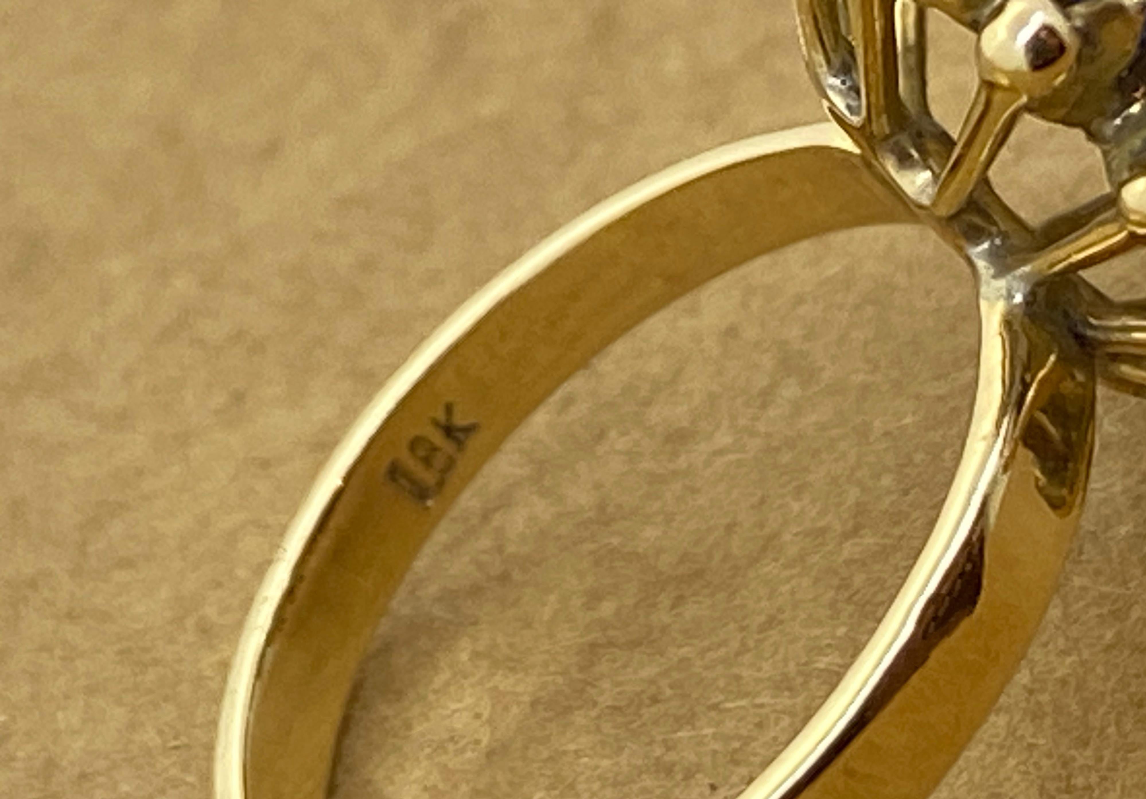 Donna Anello aureolato con opale ovale australiano solido e zaffiro da 1,00 carati in oro giallo 18 carati. in vendita