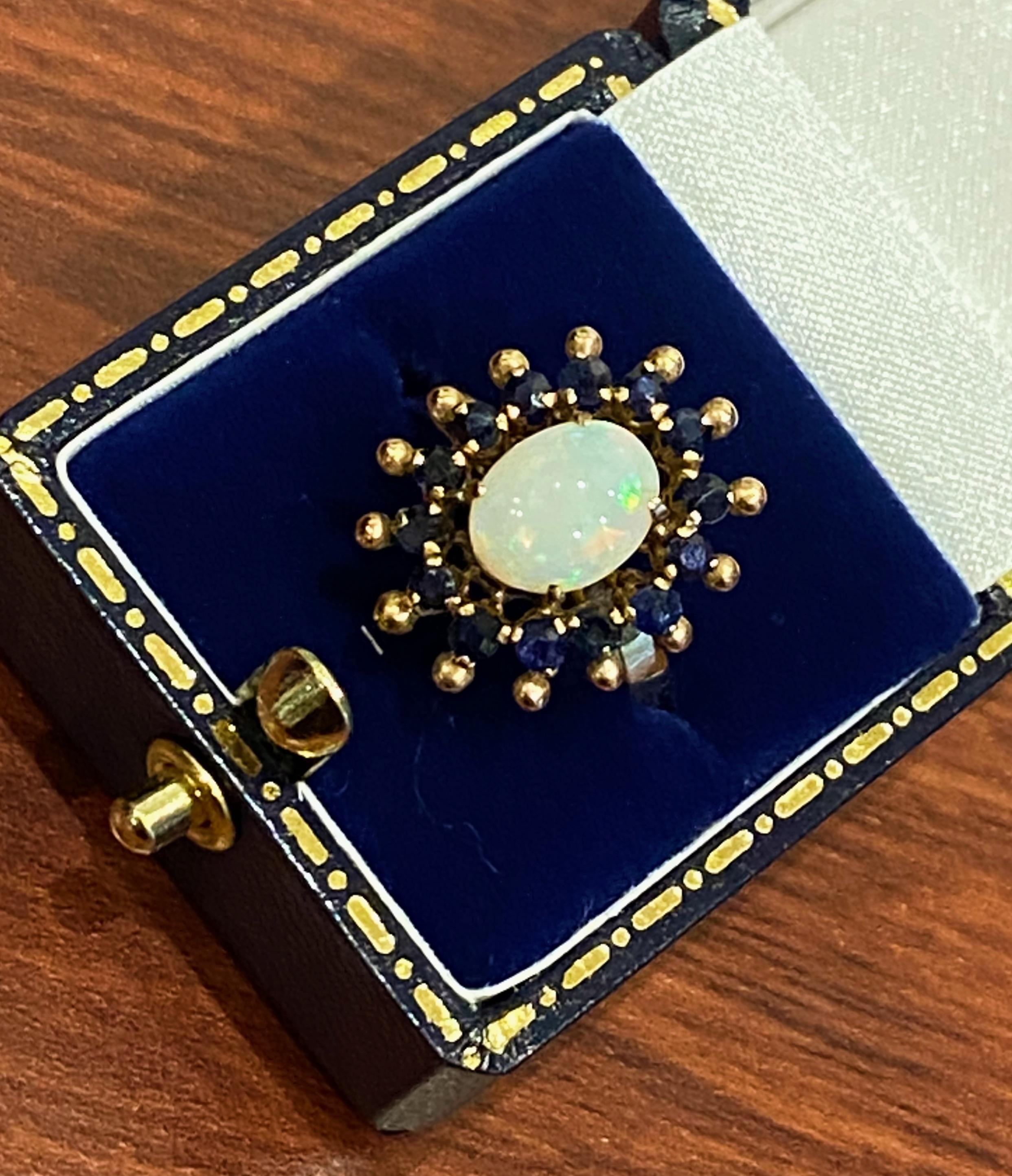 Anello aureolato con opale ovale australiano solido e zaffiro da 1,00 carati in oro giallo 18 carati. in vendita 2