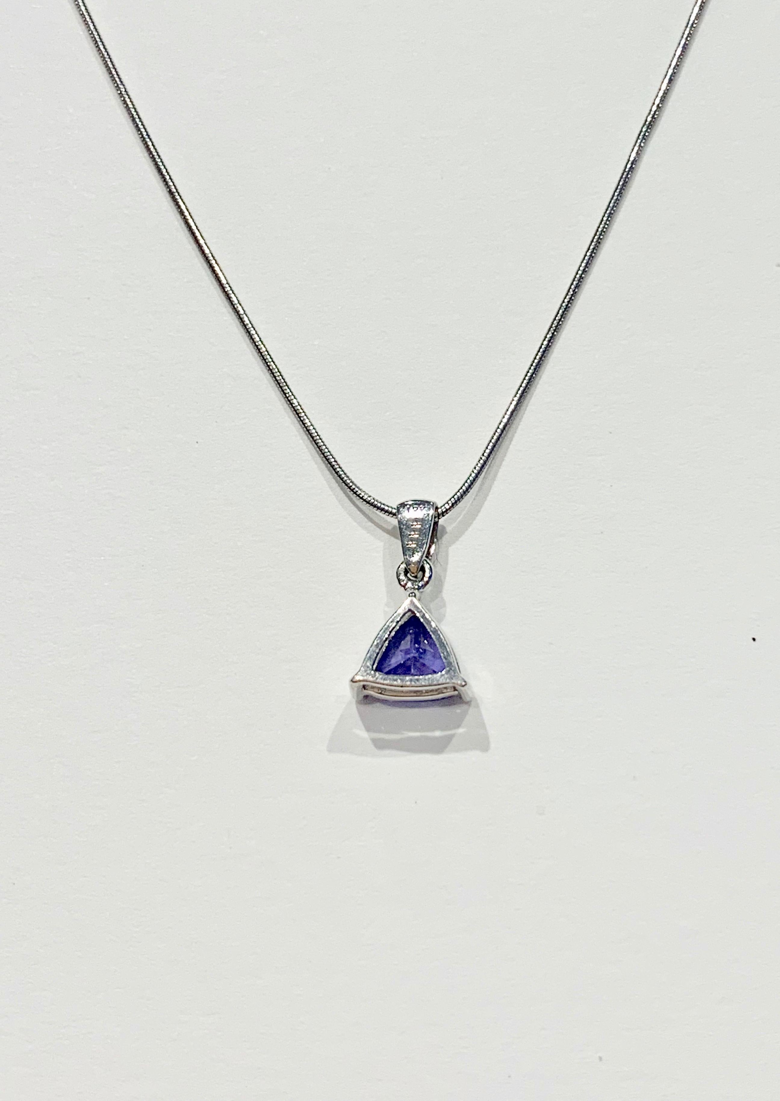 1.00ct Trillion Cut Tanzanite Pendant in 18ct White Gold with 18ct Snake Chain In New Condition For Sale In Chislehurst, Kent
