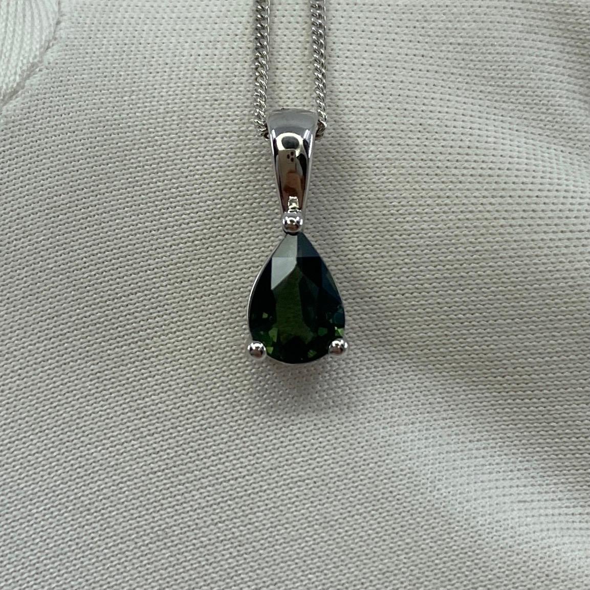 Fine Vivid Green Blue Untreated Australian Sapphire 18k White Gold Anhänger Halskette.

Atemberaubende 1,00 Karat Saphir mit einer lebendigen grün-blauen Farbe und hervorragende Klarheit, sehr sauber Stein. Der Anhänger ist mit einem schönen Solitär