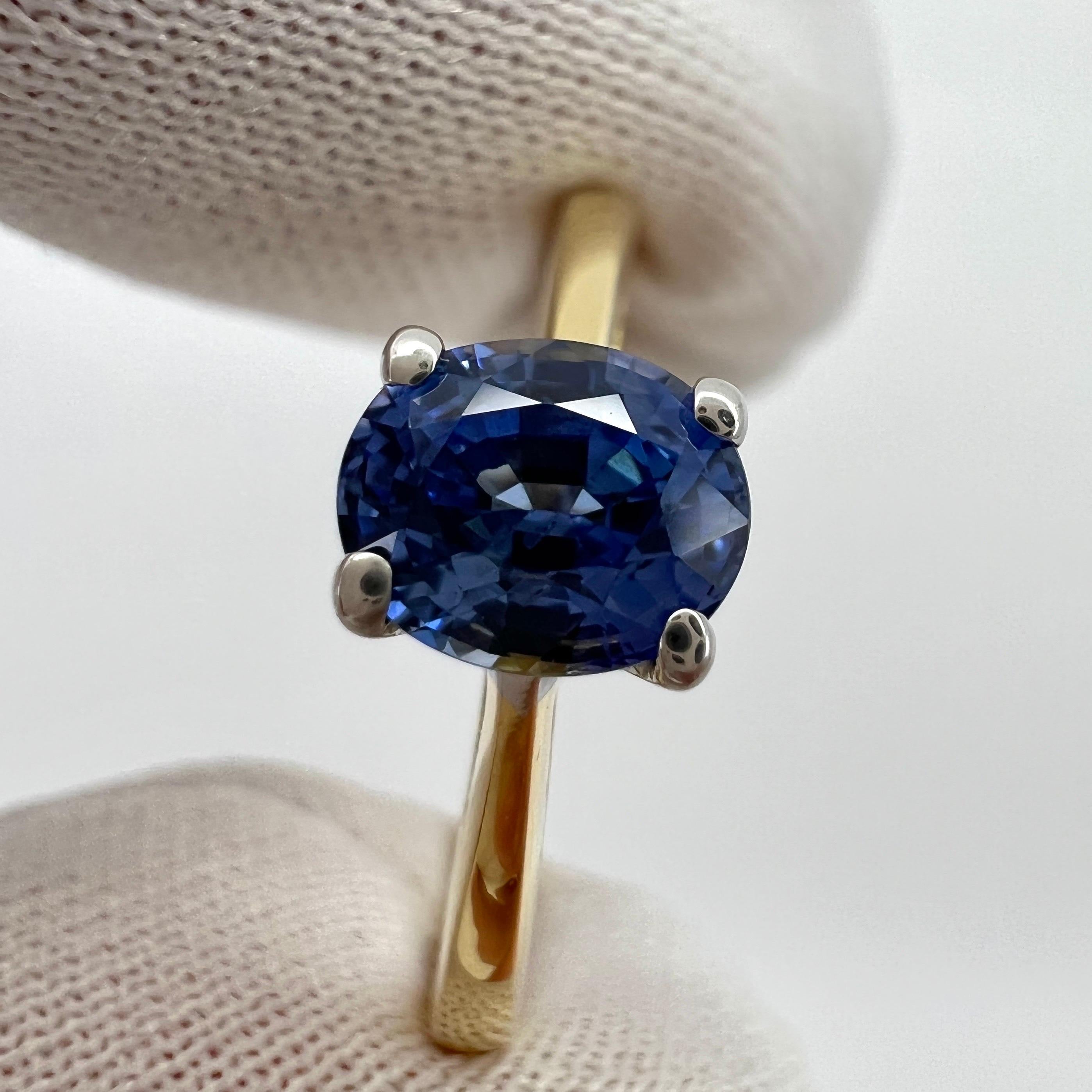1.00ct Vivid Cornfower Blue Ceylon Sapphire Oval Cut 18k Gold Solitaire Ring In New Condition For Sale In Birmingham, GB