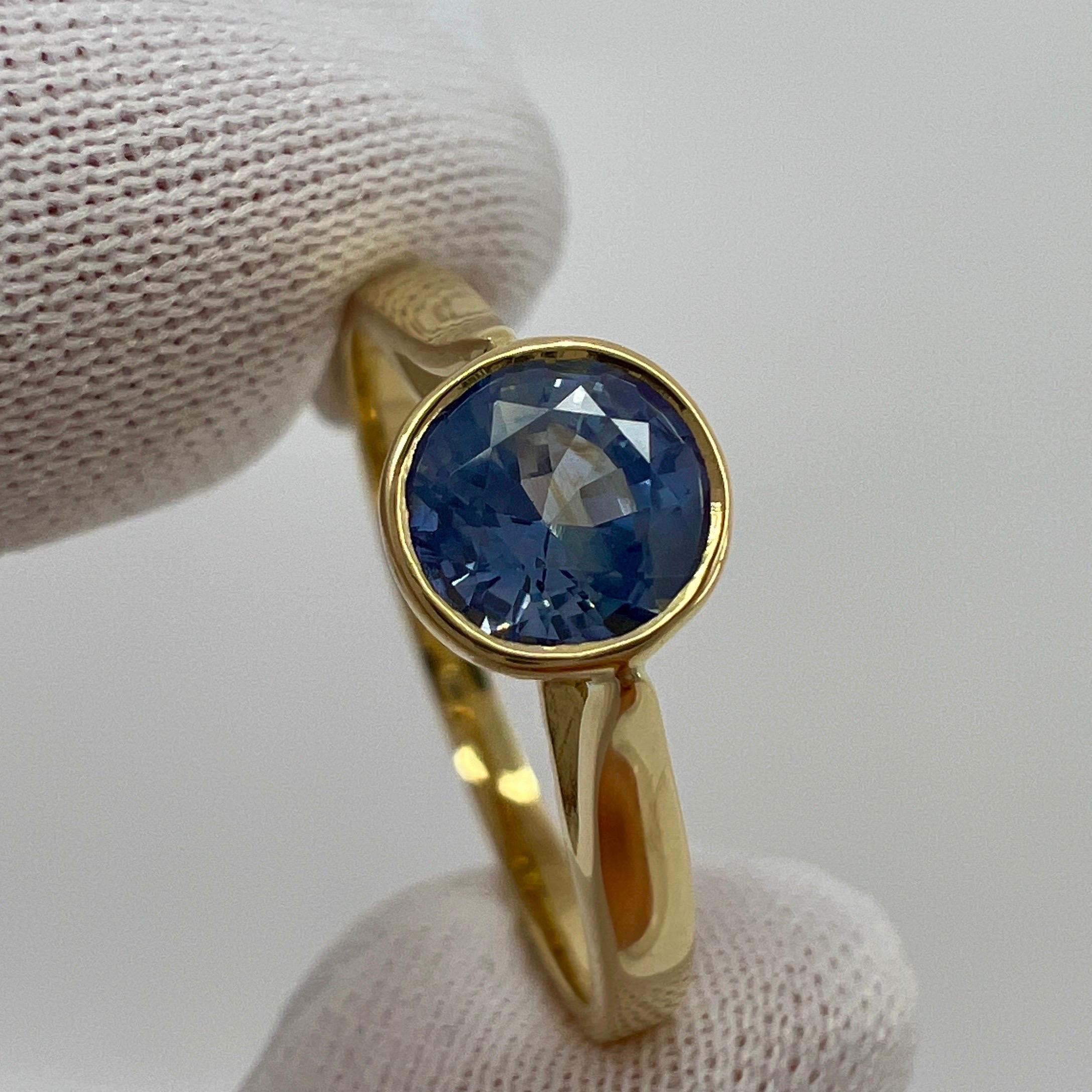 Taille ronde 1.00ct Vivid Light Blue Ceylon Sapphire Round 18k Yellow Gold Solitaire Ring en vente