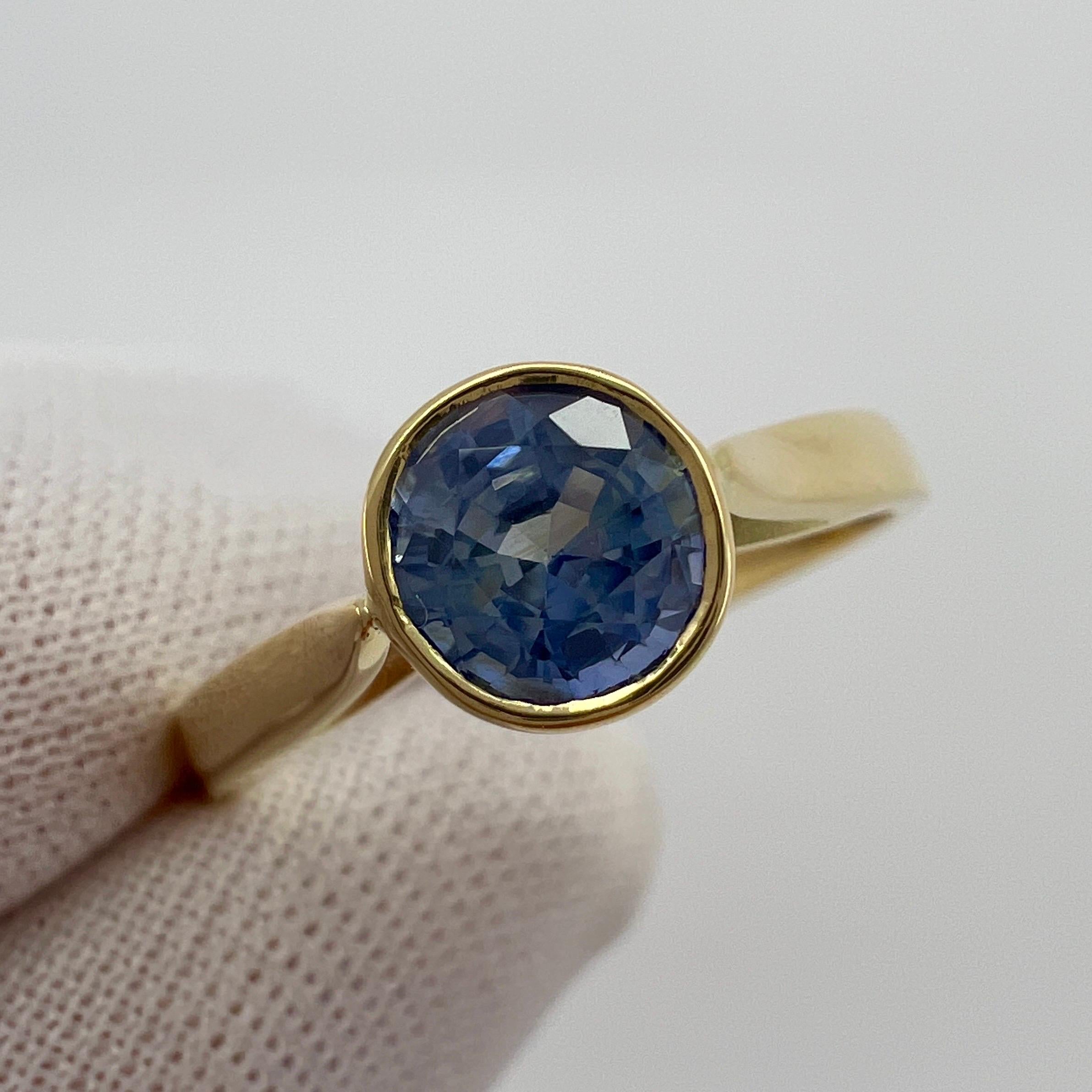 1.00ct Vivid Light Blue Ceylon Sapphire Round 18k Yellow Gold Solitaire Ring In New Condition For Sale In Birmingham, GB