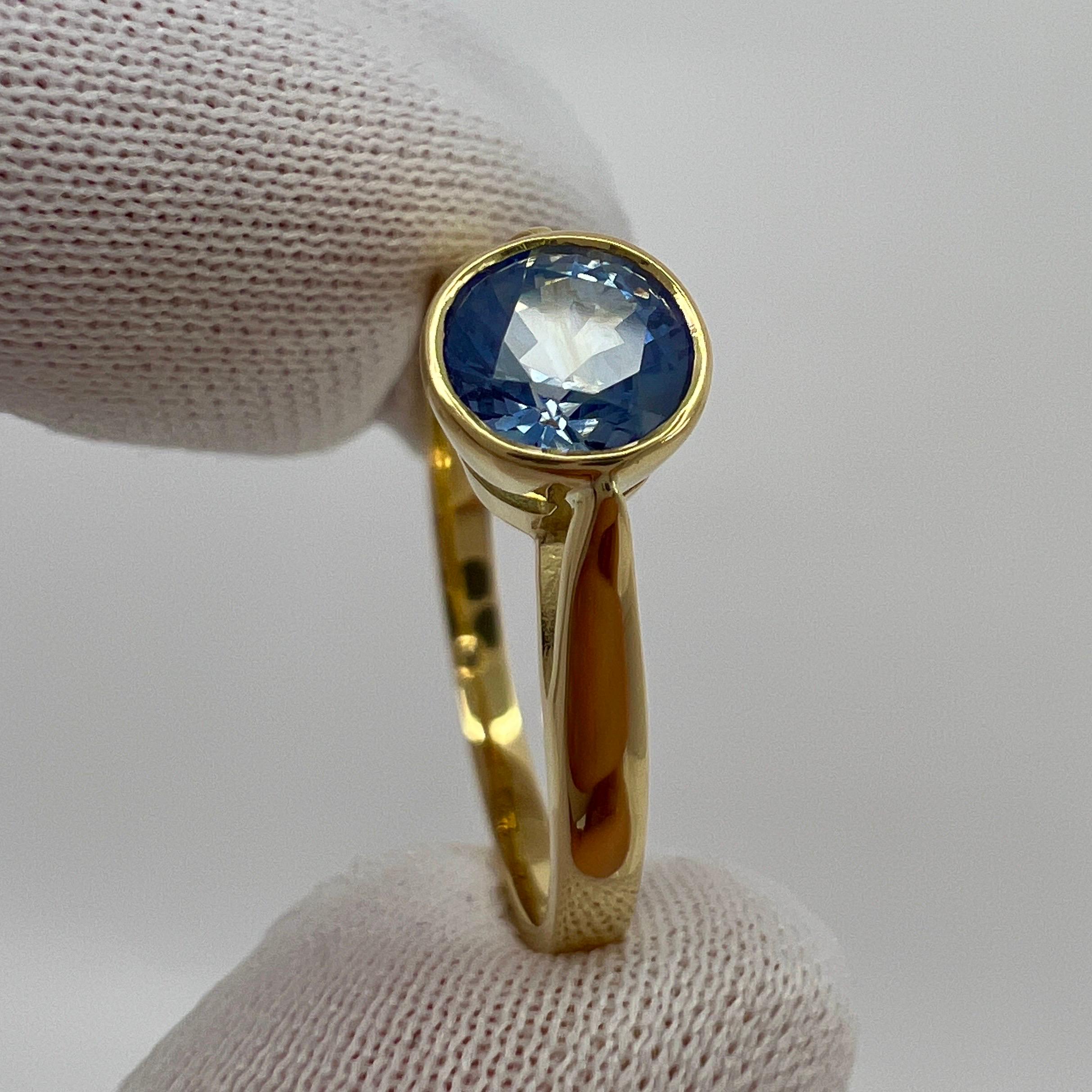 1.00ct Vivid Light Blue Ceylon Sapphire Round 18k Yellow Gold Solitaire Ring Pour femmes en vente