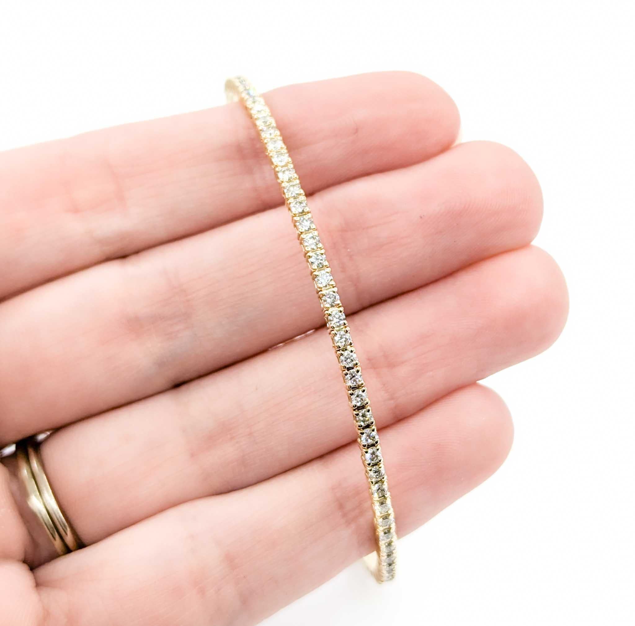 1,00ctw Diamant Flex Armband in Gelbgold

Dieses elegante, flexible Armband ist aus 14-karätigem Gelbgold gefertigt. Das Armband ist mit 1,00 Karat Diamanten besetzt, die mit ihrer Reinheit von I und ihrem nahezu farblosen weißen Farbton dem Design