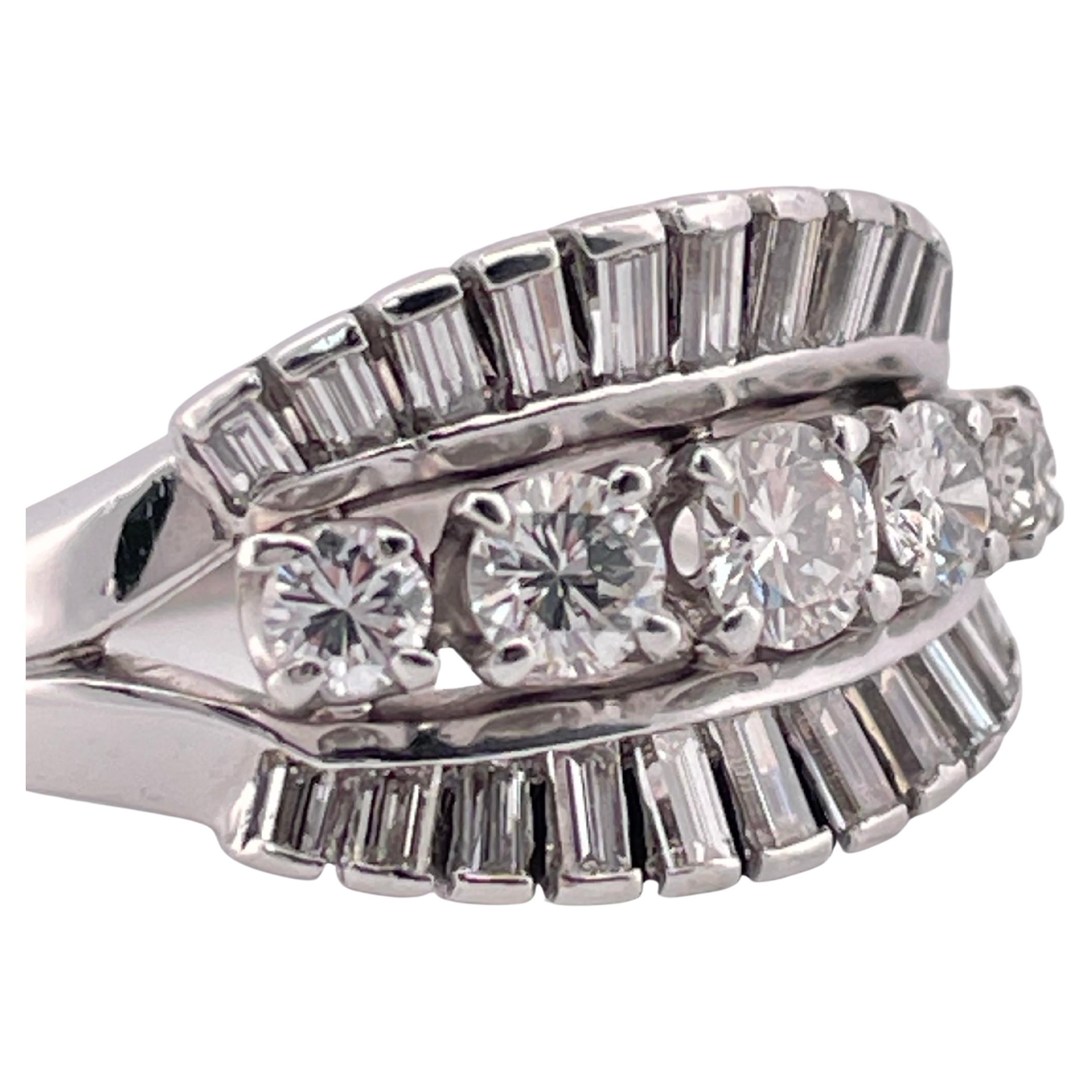 Dieser auffällige Vintage-Diamantring ist aus luxuriösem Iridium-Platin gefertigt, einer seltenen und beständigen Legierung, die für ihre Stärke und Brillanz geschätzt wird. Bei einem Gewicht von 8,4 Gramm und einer Größe von 7,75 hat das Design ein