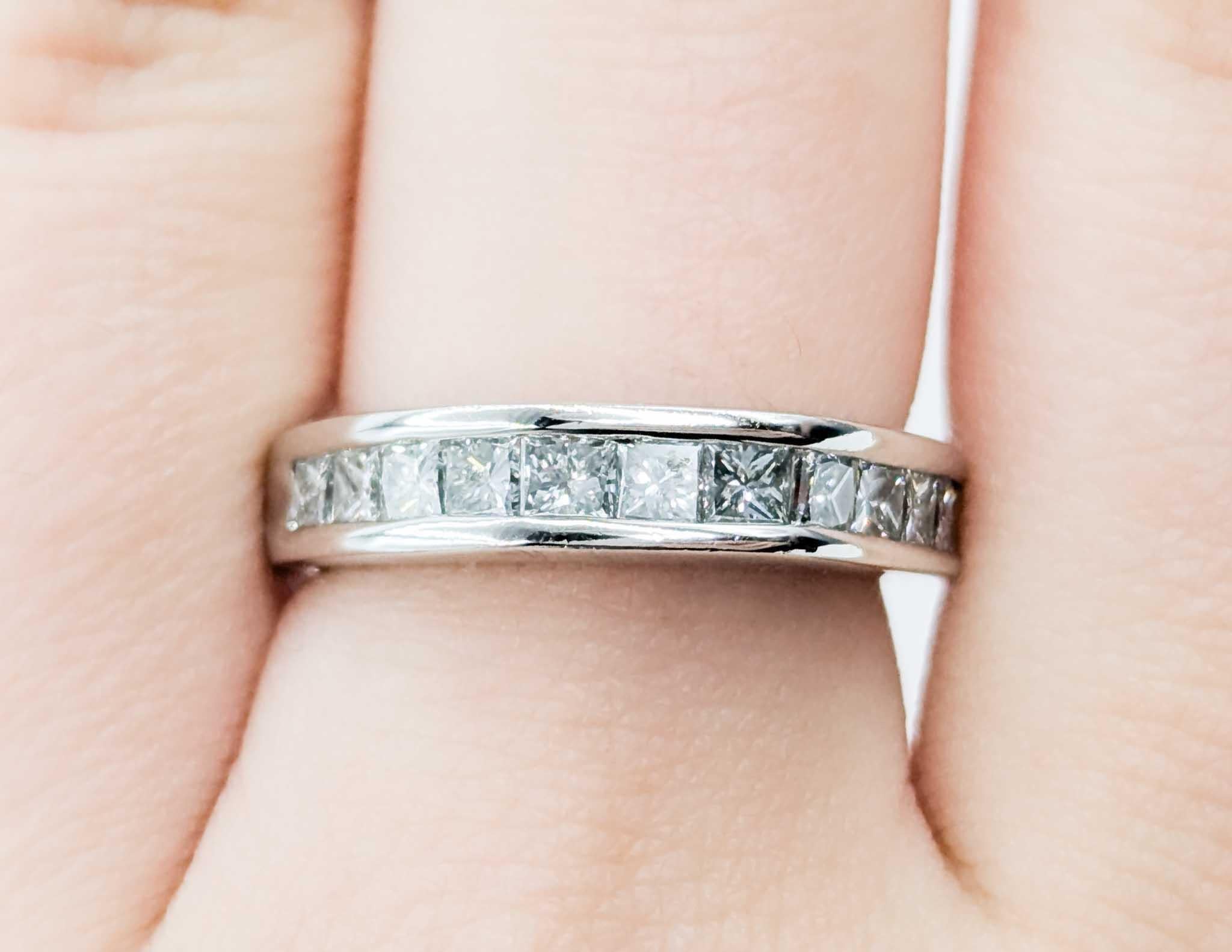 Fascia con diamanti taglio principessa da 1,00ctw incastonati a canale in platino In condizioni ottime a Bloomington, MN