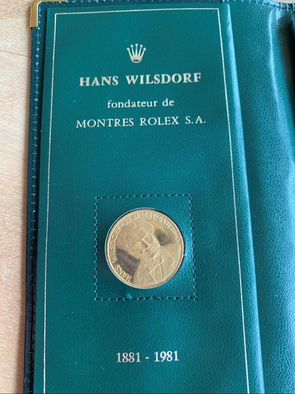 Rolex gold coin Hans Wilsdorf

Was coined for the 100th birthday of the Rolex founder in 1981

Full set incl. Lead pencil (probably 14 carat gold, 3 grams)

Set comprising: 10 grams gold coin, envelope, lead pencil, 6 original Rolex note
